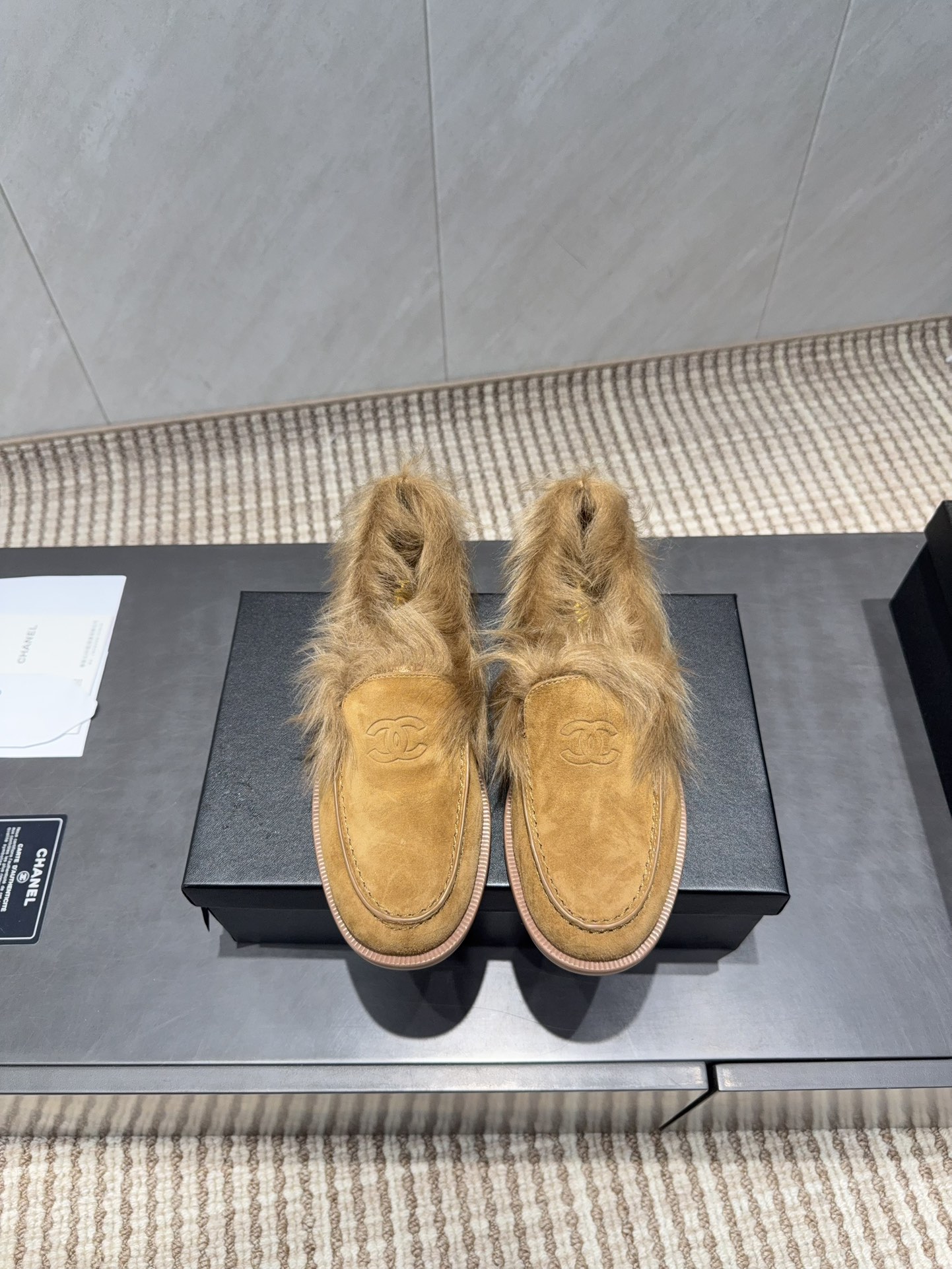 NO:695638,: 'Exclusive top version' CHANE* Xiaoxiang 25 vs the latest Loaf series in the autumn counter... [Round-toe Maoli Loafers] Ms. Chanel loves simple and irresistible styles. The combination shows a unique dressing style, free mix and match to shine in place and follow the fashionable pace of Grandma Xiang!  !  !  The top-notch craftsmanship and texture are perfectly presented. No matter any details, you can compare them with the counters. You can enter and exit the counters at will with the best quality products!  !  Fabric: Original customized cashmere Lining: Original customized Tuscan wool Foot: Original customized Tuscan wool Outsole: Original customized leather combination sole Heel height: 3cm Size: 35-39 (40. Customized non-returnable) Packaging: Original full set of packaging Color: Official website updated simultaneously, loafers, chanel, chanel, loafers19860909:《独家顶级版本》 CHANE*小香25vs秋季专柜最新乐福系列……【圆头毛里乐福鞋】 香奈儿女士钟爱简约又难以抗拒系 搭配展现与众不同的穿搭风格、自由混搭闪耀到位跟紧香奶奶时尚步伐！！！ 顶级工艺质感完美呈现,无论任何细节均可对比专柜,最好级别的顶级货,随意进出专柜！！ 面料:原版定制羊绒 内里:原版定制托斯卡纳毛 垫脚:原版定制托斯卡纳毛 大底:原版定制真皮组合底 跟高:3cm 码数:35-39（40.定制不退换） 包装:原版全套包装 颜色:官网同步更新,乐福鞋毛毛鞋,chanel,chanel,loafers,Women's Shoes