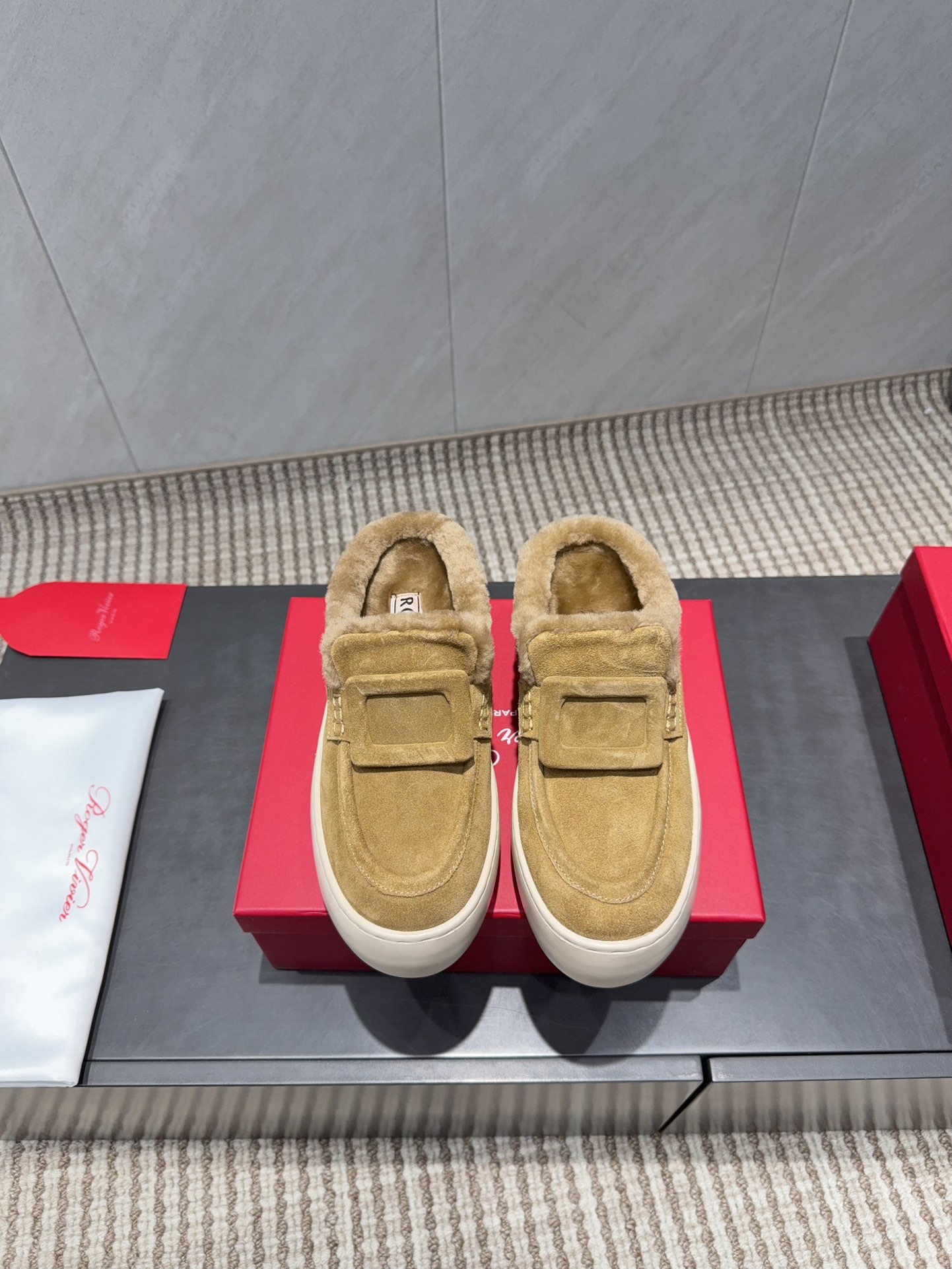 NO:695626,: 'Exclusive top version' ROGE*VIVIE*2025 vs Autumn Maori Loafers series... [Square buckle thick-soled loafers] RV originates from a series of thick-soled loafers from a French Paris fashion design brand. The thick-soled design is higher than 3cm and the legs will become longer in seconds. Good news for small people. Simple and easy to match, super long legs!  Square diamond buckle accessories developed in original proportions, full of texture, clear and shiny texture, double stitching reinforcement on the upper, stable and non-trailing, super soft foot pads, not tiring to wear, the logo imprint is clearly visible!  Fabric: Original customized cow lining: Original customized wool Foot: Original customized wool Outsole: Original molded foam bottom Size: 35-39 (40 customized non-refundable) Packaging: Original full set of packaging Color: Official website updated simultaneously, casual shoes/sports shoes, roger vivor, loafers, sneakers19860909:《独家顶级版本》 ROGE*VIVIE*2025vs秋季毛里乐福系列……【方扣厚底乐福鞋】 RV源于法国巴黎时尚设计品牌一系列厚底乐福德比鞋 高于3cm厚底设计 上脚秒变大长腿,小个子福音 简约好搭超显腿长！原比例开发方钻扣配件,质感满满,纹里压印清晰,有光泽,鞋面双车线加固,稳固不跑线,超软垫脚 穿起来不累脚 logo压印清晰可见！ 面料:原版定制牛猄 内里:原版定制羊毛 垫脚:原版定制羊毛 大底:原版开模发泡成型底 码数:35-39（40定制不退换） 包装:原版全套包装 颜色:官网同步更新,休闲鞋/运动鞋,roger vivier,loafers,sneakers,Women's Shoes