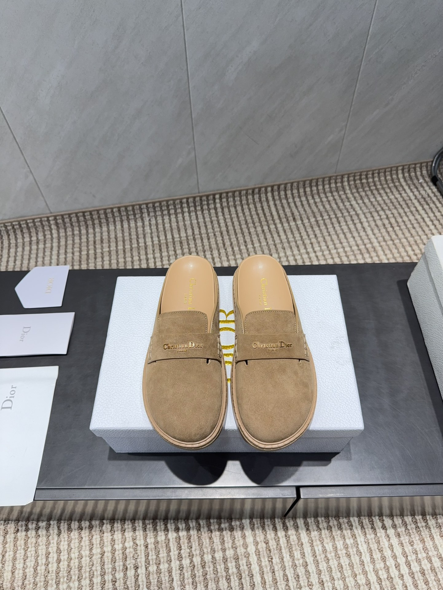 NO:695619,'Exclusive top version' D*ior2025 vs the latest popular casual loafer series... [Round-toe semi-slipper loafer] A beautiful shoe that has been cultivated by major celebrities and Internet celebrities. The top version of the matching item is effortlessly fashionable. The upper foot has a casual temperament for commuting office workers, fashionable street, casual and casual dating. The front is decorated with the golden Christian Dior PARIS logo. Integrated with Dior's extraordinary exquisite craftsmanship.  Reinterpret the classic design. Full of details...the quality is completely consistent with that of the counter. The fabric is original custom-made oxen, the lining is original custom-made sheepskin, the feet are original custom-made sheepskin bag water table, the outsole is original molded foaming bottom, the packaging is original full set of packaging. The code number is 35-39 (40.41 customization is not returnable). Color: official website updated simultaneously, half drag, dior, loafers, sheepskin19860909《独家顶级版本》 D*ior2025vs最新爆款休闲乐福单鞋系列……【圆头半拖乐福鞋】 各大明星网红纷纷种草的一款美鞋、顶版搭配单品里就是毫不费力的时髦穿搭. 上脚气质 随性 通勤上班族 时髦街头.约会随意休闲. 正面饰以金色Christian Dior PARIS标志. 再融入 Dior 非凡的精湛工艺. 重新诠释经典设计.细节满满…品质完全与专柜一致. 面料原版定制牛猄 内里原版定制羊皮 垫脚原版定制羊纹包水台 大底原版开模发泡成型底 包装原版全套包装 码数35-39（40.41定制不退换） 颜色:官网同步更新,半拖,dior,loafers,sheepskin,Women's Shoes