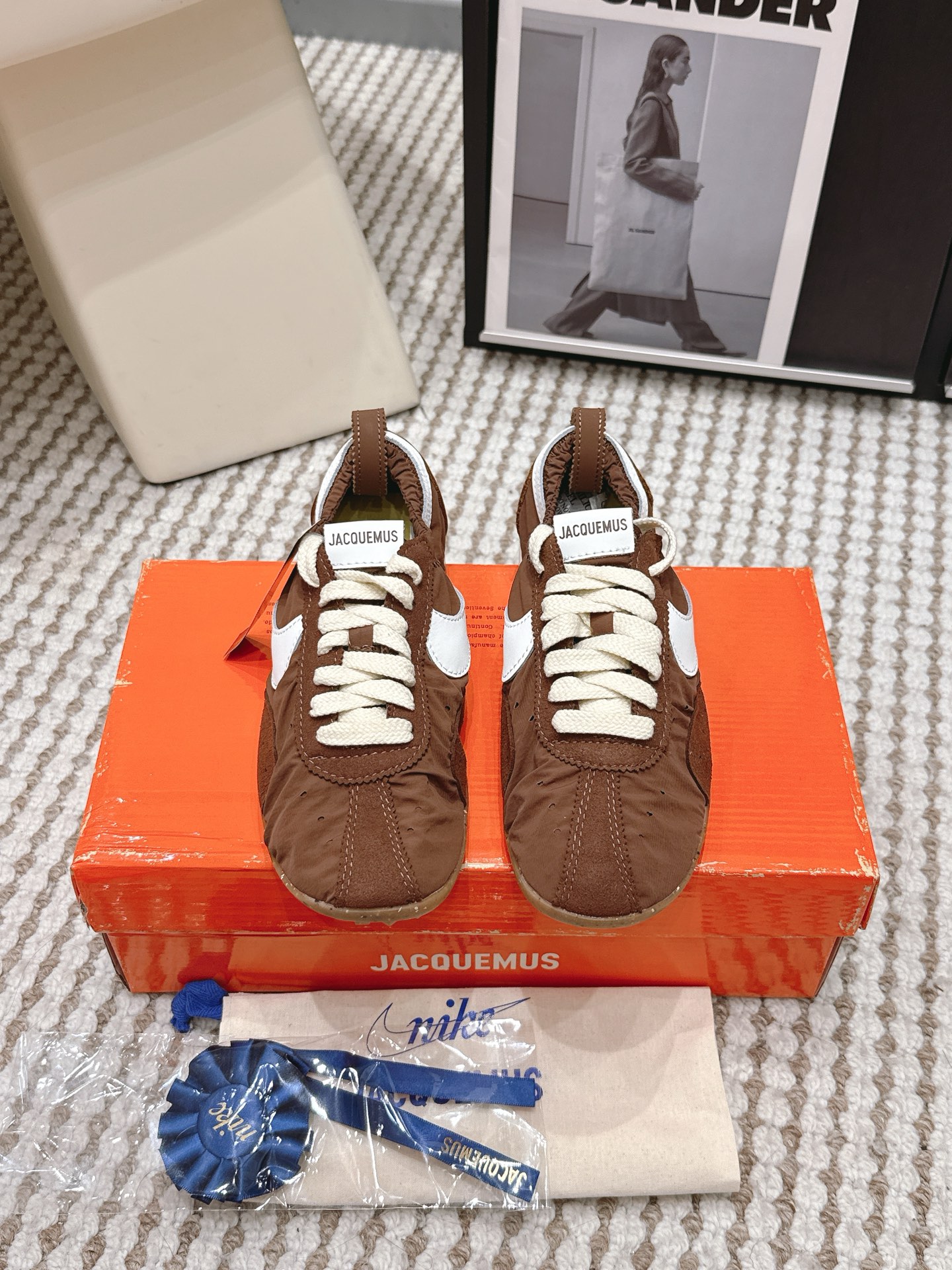 NO:785567,Purchasing agent level Jacquemus  Size35-40 (40 is custom-made and non-refundable), casual shoes/sports shoes, stuart weitzman, sneakers19860909代购级 Jacquemus x Nike Moon Shoe联名款·德训鞋 休闲运动鞋  法国品牌Jacquemus与Nike联名Moon Shoe,灵感来自1972年经典“月球鞋”鞋面褶皱尼龙+Swoosh,复古又现代 华夫格橡胶鞋底,轻便舒适,日常穿搭无压力.配色超优雅,鞋型修长,松紧鞋口穿脱方便,贴合脚型. Size35-40（40定做不退换）,休闲鞋/运动鞋,stuart weitzman,sneakers,Women's Shoes