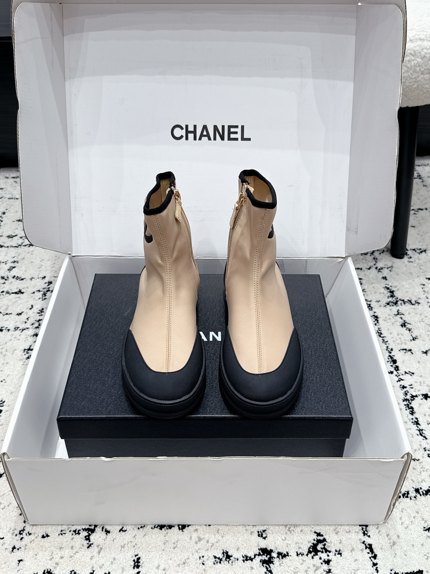 NO:816806,CHANE* Xiaoxiang 26/ New double C high-top zipper casual elastic short boots  Chanel's classic elastic sock boots will give you a sense of fashion in all seasons. The large double C logo is welded directly to the feet. Three colors are available (black/beige/white). The contrasting color design of the toe box is self-recognizable. It is low-key and discreet~ The elastic boot shaft has an amazing wrapping feel. It fits the ankle like a second layer of skin. It can be worn on chopstick legs in one second. The thick sole design quietly increases the height and makes walking very stable!  The fit is perfect for the upper and the feet. It can be worn with jeans, small fragrant suits, and dresses. It can be worn whether commuting or dating. This wave of investment is not a loss. The fabric is made of original customized materials. The inner sheepskin outsole is original molded and customized non-slip outsole size 35-41 (40 41 customized non-returnable), boots, chanel, chanel, boots, skirts, jeans, sheepskin19860909CHANE* 小香 26/ 新品双C高帮 拉链休闲弹力短靴 香奈儿经典弹力袜靴,承包你四季的时髦感双C大logo直接把贵气焊在脚上,三色可选（黑/米/白）,鞋头撞色设计自带辨识度,低调又有小心机~弹力靴筒包裹感绝了,像第二层皮肤一样贴合脚踝,一秒穿出筷子腿,厚底设计悄悄增高,走路还巨稳！上脚适配度满分,牛仔裤、小香风套装、连衣裙随便搭,不管是通勤还是约会都能hold住,这波入股不亏 面料采用原版定制材质 内里羊皮 大底原版开模定制防滑大底 size35-41（40 41定做不退换）,靴子,chanel,chanel,boots,skirts,jeans,sheepskin,Women's Shoes