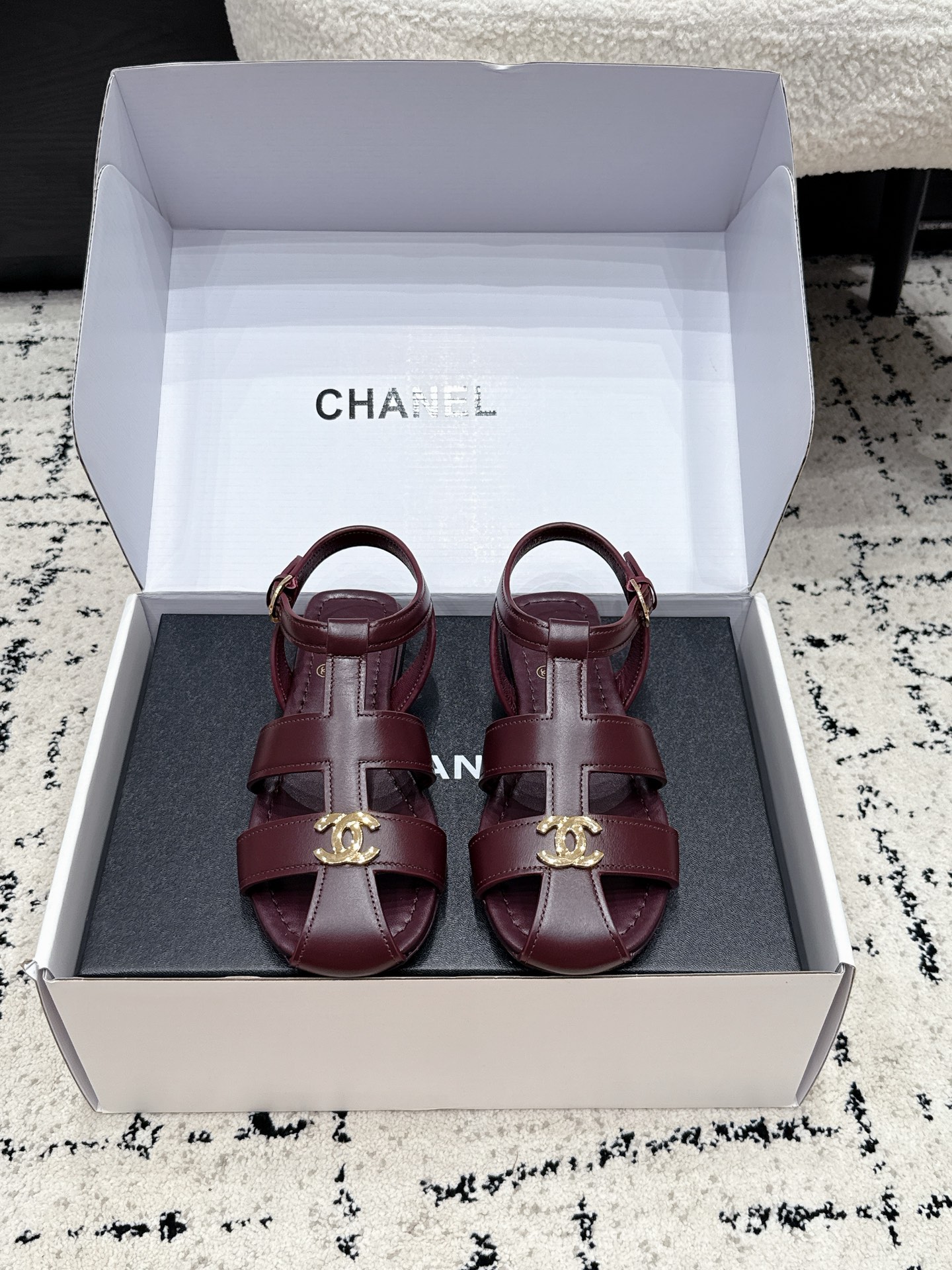 NO:875831,Chanel Chanel 26/ T-strap hollow Roman sandals are popular this summer  These T-strap flat sandals are made of smooth calfskin, with a delicate texture and durability. The upper is embellished with a golden double C logo, which makes the brand highly recognizable. The flat-soled design is comfortable for daily wear, the T-strap has a stable structure, and the adjustable metal buckle at the heel is suitable for various foot shapes. The burgundy color is elegant and versatile, and can be easily worn in summer or vacation. It looks great in skirts or casual pants, easily enhancing the sophistication of the look. Fabric: cowhide leather, lining sheepskin, outsole Italian genuine leather  Size35-40 (customized at 40.41), sandals, chanel, chanel, sandals, skirts, cowhide, sheepskin19860909Chanel香奈儿 26/ T字带 镂空 罗马凉鞋 今夏火出圈的 这款T字带平底凉鞋,采用光滑小牛皮,质感细腻又耐用.鞋面点缀金色双C标志,品牌辨识度超高.平底设计,日常穿着舒适,T字带结构稳固,后跟可调节金属扣,适合各种脚型.酒红色优雅百搭,夏季或度假都能轻松驾驭,无论裙装还是休闲裤都很出彩,轻松提升造型精致感. 面料牛皮 内里羊皮 大底意大利真皮底 Size35-40（40.41订做）,凉鞋,chanel,chanel,sandals,skirts,cowhide,sheepskin,Women's Shoes