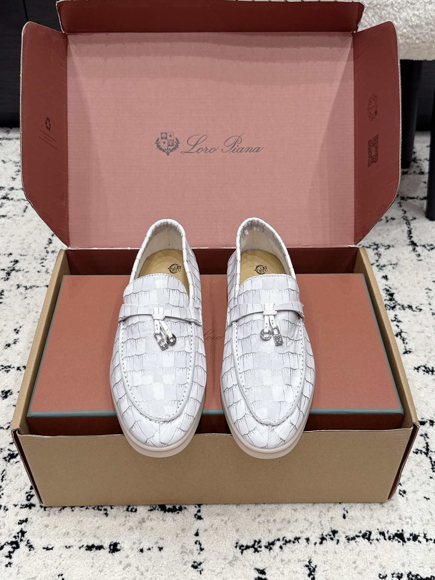 NO:927238,#couple style Guan made purchasing version Loro Piana 26/ classic popular style tassel buckle British old money style flat loafers LP top version British flat loafers, a must-have item in old money style, the minimalist design is eye-catching and durable, a bonus for outfits  The soft foot feel and texture are outstanding. They don’t scratch your feet and are very nice. They are matched with soft and waxy soles. They can be worn daily for a long time without getting tired. They are easy to wear, versatile and classic items, with perfect foot feel and texture!  Imported cashmere fabric, the lining is made of imported A-grade water-dyed cow lining, the top version of the genuine leather midsole, and it is sewn with pure handmade mark thread!  Fabric original cowhide/cow velvet lining original lining outsole original single tendon bottom Size35-47 (female 40 41 male 45 46 47 customized), loafers, loro piana, loro piana, loafers, cowhide19860909#情侣款 莞产 代购版本 Loro Piana 26/ 经典爆款 流苏扣 英伦 老钱风 平底乐福鞋 LP顶级版本 英伦平底乐福鞋,老钱风必备单品,极简的设计吸睛耐看,穿搭加分项呀 软乎乎的脚感质感出众,不会磨脚就很nice搭配软软糯糯的鞋底,日常通行久穿不累哦,好穿、百搭经典单品,脚感和质感都拿捏！进口羊绒面料 内里采用进口A级水染牛里,顶级版本真皮中底,纯手工马克线缝制！ 面料原版牛皮/牛绒 内里原版内里 大底原单牛筋底 Size35-47（女40 41 男45 46 47定做）,乐福鞋,loro piana,loro piana,loafers,cowhide,Women's Shoes