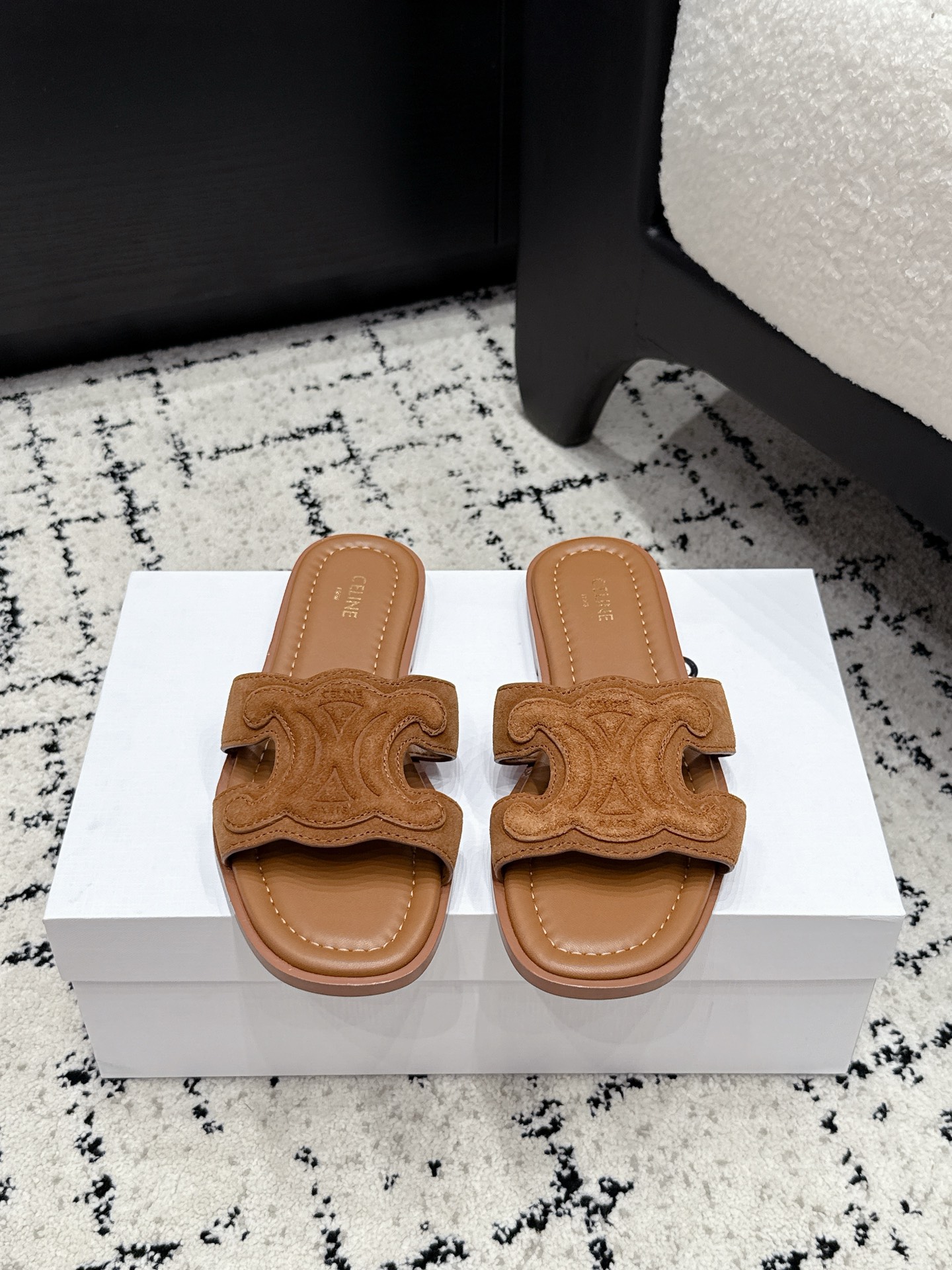 NO:927228,Celine Celine 26/new style cowhide open-toe flat slippers, Arc de Triomphe British style flat bottom micro-label sandals and slippers, simple and stylish, timeless and timeless, they are classics that will never fade away in the fashion circle. The retro British style allows you to wear a different temperament. Suede fabric, sheepskin lining, outsole, Italian leather outsole  Size35-40 (40 customized), slippers, celine, celine, sandals, slippers, cowhide, sheepskin, Leather soles19860909Celine 赛琳 26/新款 牛皮露趾平底拖鞋 凯旋门英伦风平底微标凉鞋拖鞋简约大气时髦耐看不过时是时尚圈永不退潮的经典所在,复古的英伦风格,让你穿出不一样的气质 面料反绒皮 内里羊皮 大底意大利真皮大底 Size35-40（40定做）,拖鞋,celine,celine,sandals,slippers,cowhide,sheepskin,Leather soles,Women's Shoes