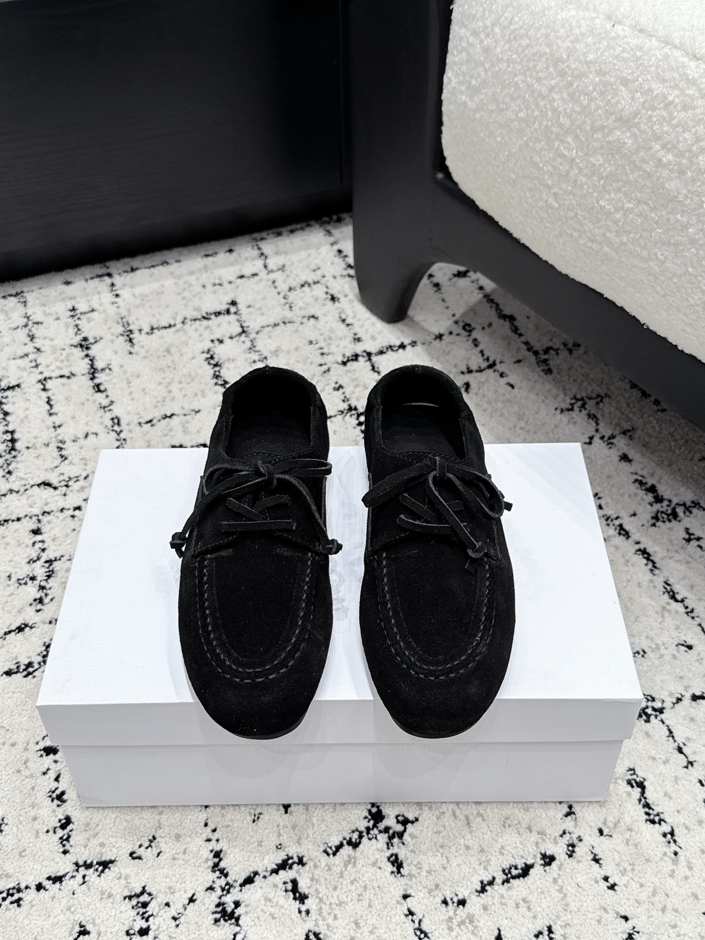 NO:927271,Celin*26/Summer new style pleated lace-up genuine leather loafers. These pleated lace-up loafers have a relaxed and retro atmosphere. They have a round and round toe shape. The heel is elasticated and pleated. The lace design is casual and casual. The lines of the shoe body are soft and loose. The shoe compartment is sufficient to accommodate various foot types. It has a good modification effect on wide feet and fleshy feet. The slip-on style is easy to put on and take off.  Suitable for relaxed casual style and retro literary style, no matter the foot shape. Taking into account the lazy tonality and upper foot comfort, if you want a pair of everyday loafers with a full sense of atmosphere, this pleated lace-up style is the first choice for travel. The upper is high silk suede, the lining is velvet, and the outsole is rubber outsole size 35-40 (40 size customization is non-returnable), loafers, celine, loafers19860909Celin*26/夏季新款褶皱系带真皮乐福鞋 自带松弛慵懒复古氛围感的褶皱系带乐福鞋,圆润饱满的圆头鞋型,后跟做了松紧褶皱收口,系带设计随性休闲,鞋身线条柔和宽松,鞋仓余量充足,包容各种脚型,对宽脚、肉脚都有很好的修饰效果,套脚款式穿脱便捷. 适配松弛休闲风与复古文艺风穿搭,不挑脚型.兼顾慵懒调性与上脚舒适度,想要一双氛围感满满的日常乐福鞋,这款褶皱系带款是出行穿搭的优选单品. 鞋面高丝光牛反绒 内里绒里 大底橡胶大底 size35-40码（40码定制不退换）,乐福鞋,celine,loafers,Women's Shoes