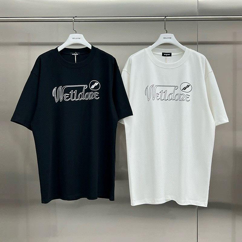 新款💰75 款号: W231#
WE11DONE  经典字母印花 宽松圆领短袖T恤男女情侣款

面料：原版定制280克双纱纯棉紧密赛络纺纯棉

工艺：走线均是全身三线缝制，后领织带包边延伸到肩部加固，细节井口与肩膀处的衔接处打了倒针，更加无缝衔接。印花采用高端工艺不易开裂，区别市面普通版本

辅料：吊牌洗水主唛，全套定制的YUAN版辅料
颜色：白色、黑色
尺码：S-L
                肩宽      胸围      衣长
   S 码       54         110         76
   M码       57         116         78
   L 码       60         122        80