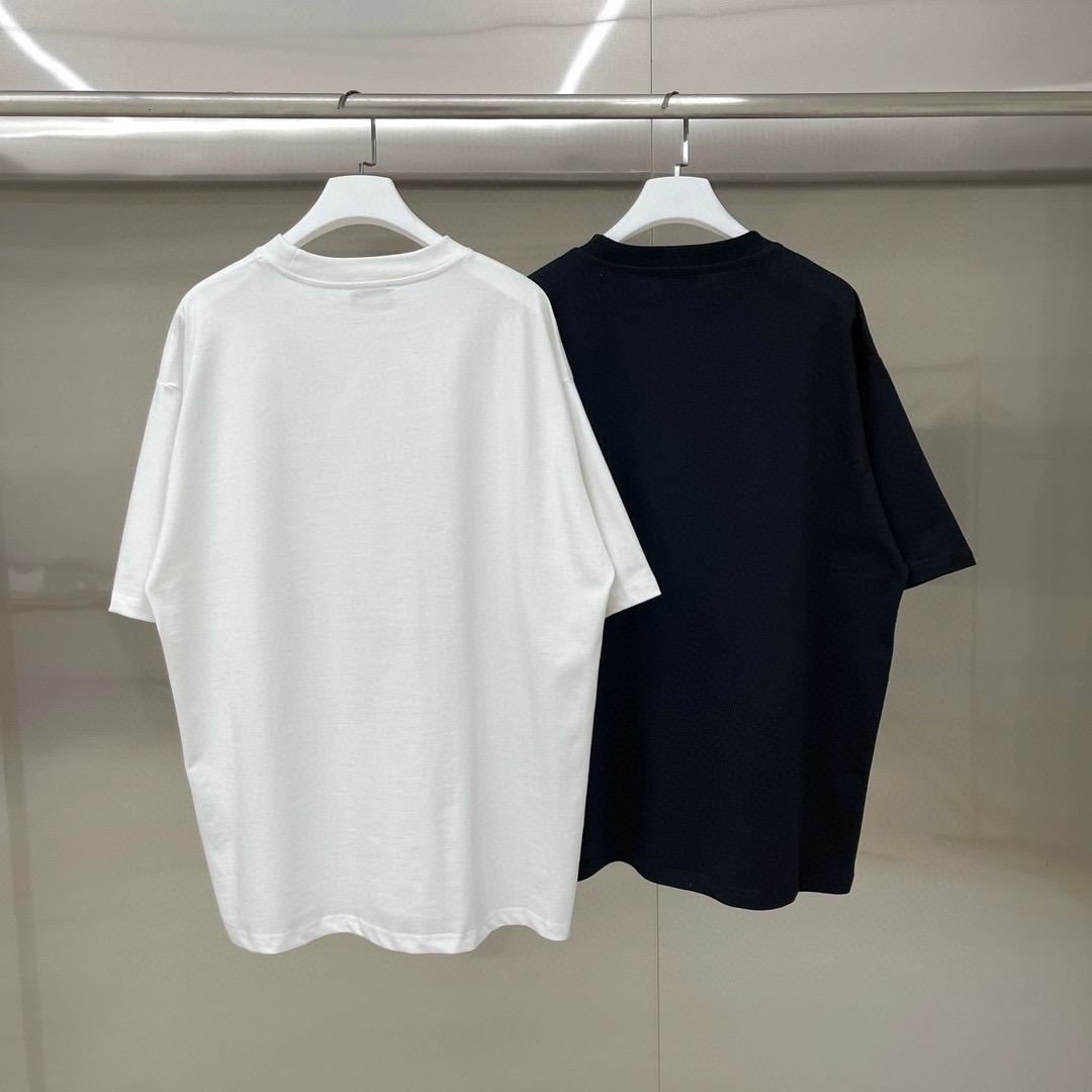 跑量🔥💰70 款号: W149#
WE11DONE 简约字母 宽松圆领短袖T恤男女情侣款
面料:原版定制新疆长绒棉紧密赛络纺纯棉
工艺:走线均是全身三线缝制,后领织带包边延伸到肩部加固,细节井口与肩膀处的衔接处打了倒针,更加无缝衔接。印花采用高端工艺不易开裂,区别市面普通版本
辅料:吊牌洗水主唛,全套定制的YUAN版辅料
颜色:白色、黑色
尺码:S-L
肩宽 胸围 衣长
S 码 54 110 76
M码 57 116 78
L 码 60 122 80