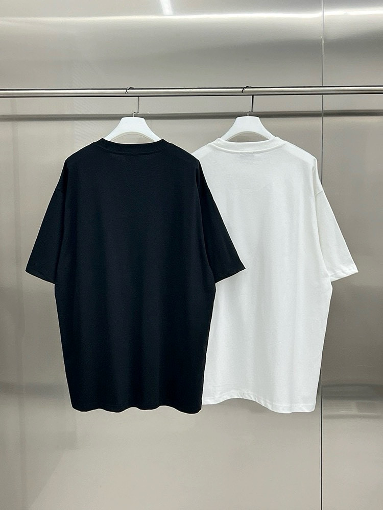 新款💰75 款号: W217#
WE11DONE 模糊字母 宽松圆领短袖T恤男女情侣款
面料:280g双纱精梳紧密赛络纺重磅纯棉
工艺:走线均是全身三线缝制,后领织带包边延伸到肩部加固,细节井口与肩膀处的衔接处打了倒针,更加无缝衔接。印花采用高端工艺不易开裂,区别市面普通版本
辅料:吊牌洗水主唛,全套定制的YUAN版辅料
颜色:白色、黑色
尺码:S-L
肩宽 胸围 衣长
S 码 52 112 71
M码 54 118 73
L 码 56 124 75