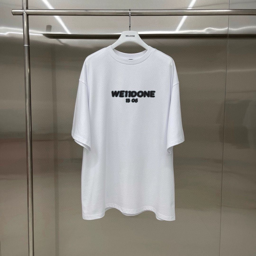 新款💰75 款号: W217#
WE11DONE 模糊字母 宽松圆领短袖T恤男女情侣款
面料:280g双纱精梳紧密赛络纺重磅纯棉
工艺:走线均是全身三线缝制,后领织带包边延伸到肩部加固,细节井口与肩膀处的衔接处打了倒针,更加无缝衔接。印花采用高端工艺不易开裂,区别市面普通版本
辅料:吊牌洗水主唛,全套定制的YUAN版辅料
颜色:白色、黑色
尺码:S-L
肩宽 胸围 衣长
S 码 52 112 71
M码 54 118 73
L 码 56 124 75