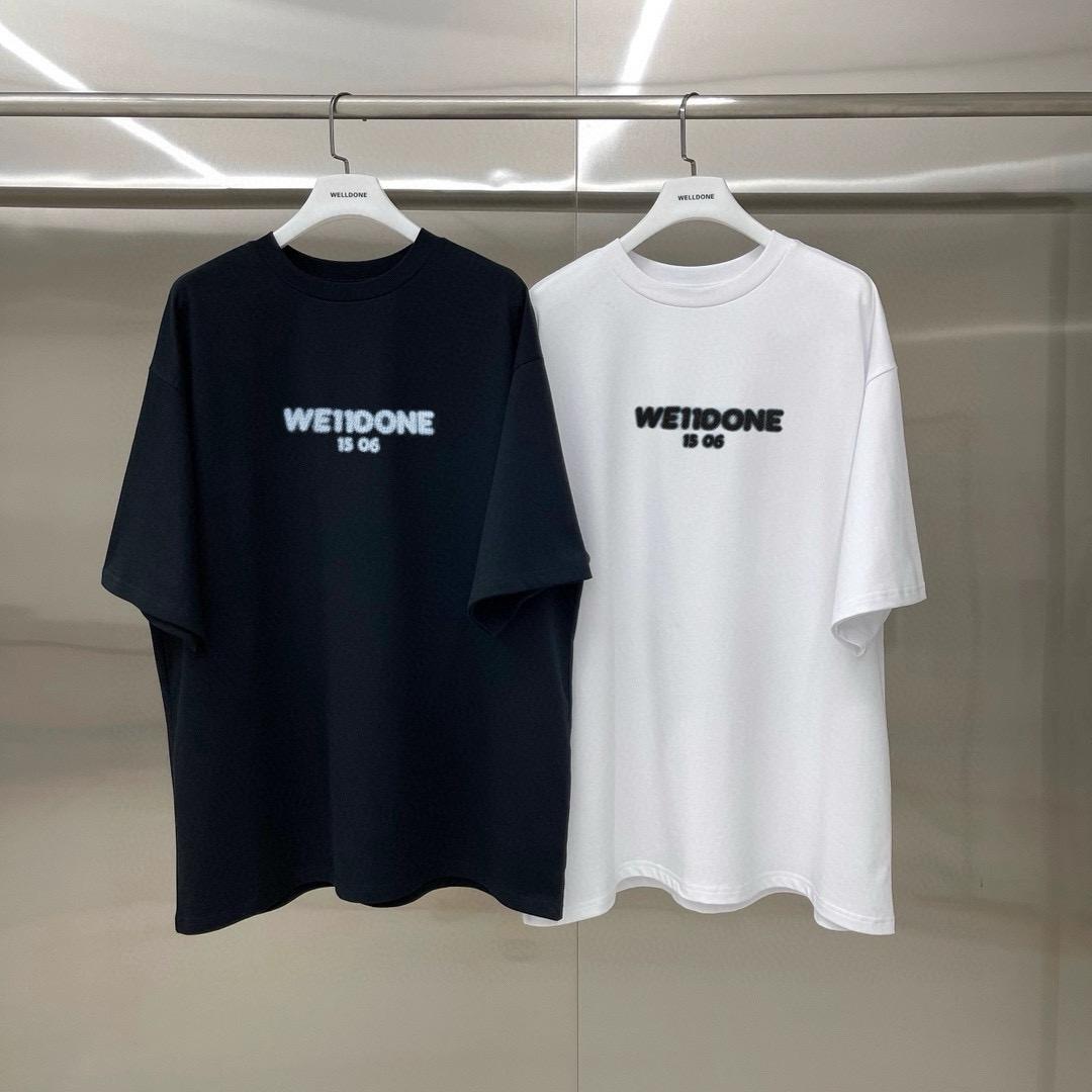 新款💰75 款号: W217#
WE11DONE 模糊字母 宽松圆领短袖T恤男女情侣款
面料:280g双纱精梳紧密赛络纺重磅纯棉
工艺:走线均是全身三线缝制,后领织带包边延伸到肩部加固,细节井口与肩膀处的衔接处打了倒针,更加无缝衔接。印花采用高端工艺不易开裂,区别市面普通版本
辅料:吊牌洗水主唛,全套定制的YUAN版辅料
颜色:白色、黑色
尺码:S-L
肩宽 胸围 衣长
S 码 52 112 71
M码 54 118 73
L 码 56 124 75