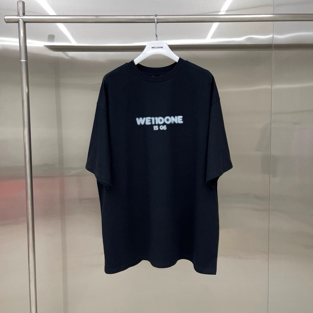 新款💰75 款号: W217#
WE11DONE 模糊字母 宽松圆领短袖T恤男女情侣款
面料:280g双纱精梳紧密赛络纺重磅纯棉
工艺:走线均是全身三线缝制,后领织带包边延伸到肩部加固,细节井口与肩膀处的衔接处打了倒针,更加无缝衔接。印花采用高端工艺不易开裂,区别市面普通版本
辅料:吊牌洗水主唛,全套定制的YUAN版辅料
颜色:白色、黑色
尺码:S-L
肩宽 胸围 衣长
S 码 52 112 71
M码 54 118 73
L 码 56 124 75
