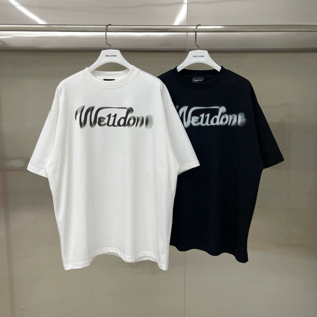 新款💰78 款号: W218#
WE11DONE 模糊字母 宽松圆领短袖T恤男女情侣款
面料:280g双纱精梳紧密赛络纺重磅纯棉
工艺:走线均是全身三线缝制,后领织带包边延伸到肩部加固,细节井口与肩膀处的衔接处打了倒针,更加无缝衔接。印花采用高端工艺不易开裂,区别市面普通版本
辅料:吊牌洗水主唛,全套定制的YUAN版辅料
颜色:白色、黑色
尺码:S-L
肩宽 胸围 衣长
S 码 52 112 71
M码 54 118 73
L 码 56 124 75