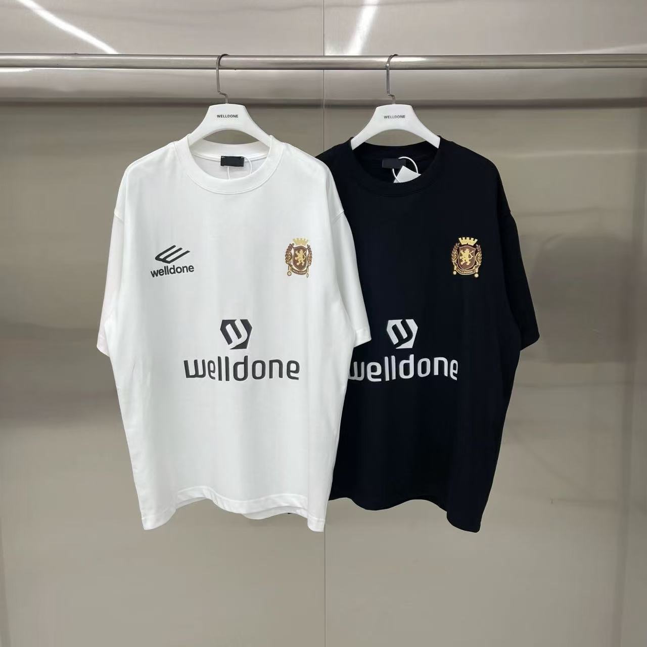 新款💰75 款号: W215#
WE11DONE 球服风11号 宽松圆领短袖T恤男女情侣款
面料:300g双纱精梳紧密赛络纺重磅纯棉
工艺:走线均是全身三线缝制,后领织带包边延伸到肩部加固,细节井口与肩膀处的衔接处打了倒针,更加无缝衔接。印花采用高端工艺不易开裂,区别市面普通版本
辅料:吊牌洗水主唛,全套定制的YUAN版辅料
颜色:白色、黑色
尺码:S-L
肩宽 胸围 衣长
S 码 52 112 71
M码 54 118 73
L 码 56 124 75