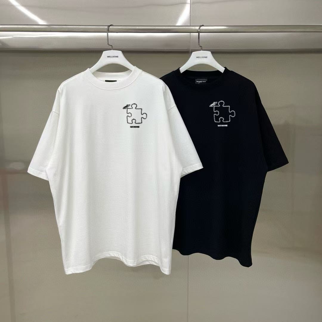 💰75 款号: W113#
WE11DONE 拼图印花 宽松圆领短袖T恤男女情侣款
面料:280g双纱精梳紧密赛络纺重磅纯棉
工艺:走线均是全身三线缝制,后领织带包边延伸到肩部加固,细节井口与肩膀处的衔接处打了倒针,更加无缝衔接。印花采用高端工艺不易开裂,区别市面普通版本
辅料:吊牌洗水主唛,全套定制的YUAN版辅料
颜色:白色、黑色
尺码:S-L
肩宽 胸围 衣长
S 码 52 112 71
M码 54 118 73
L 码 56 124 75