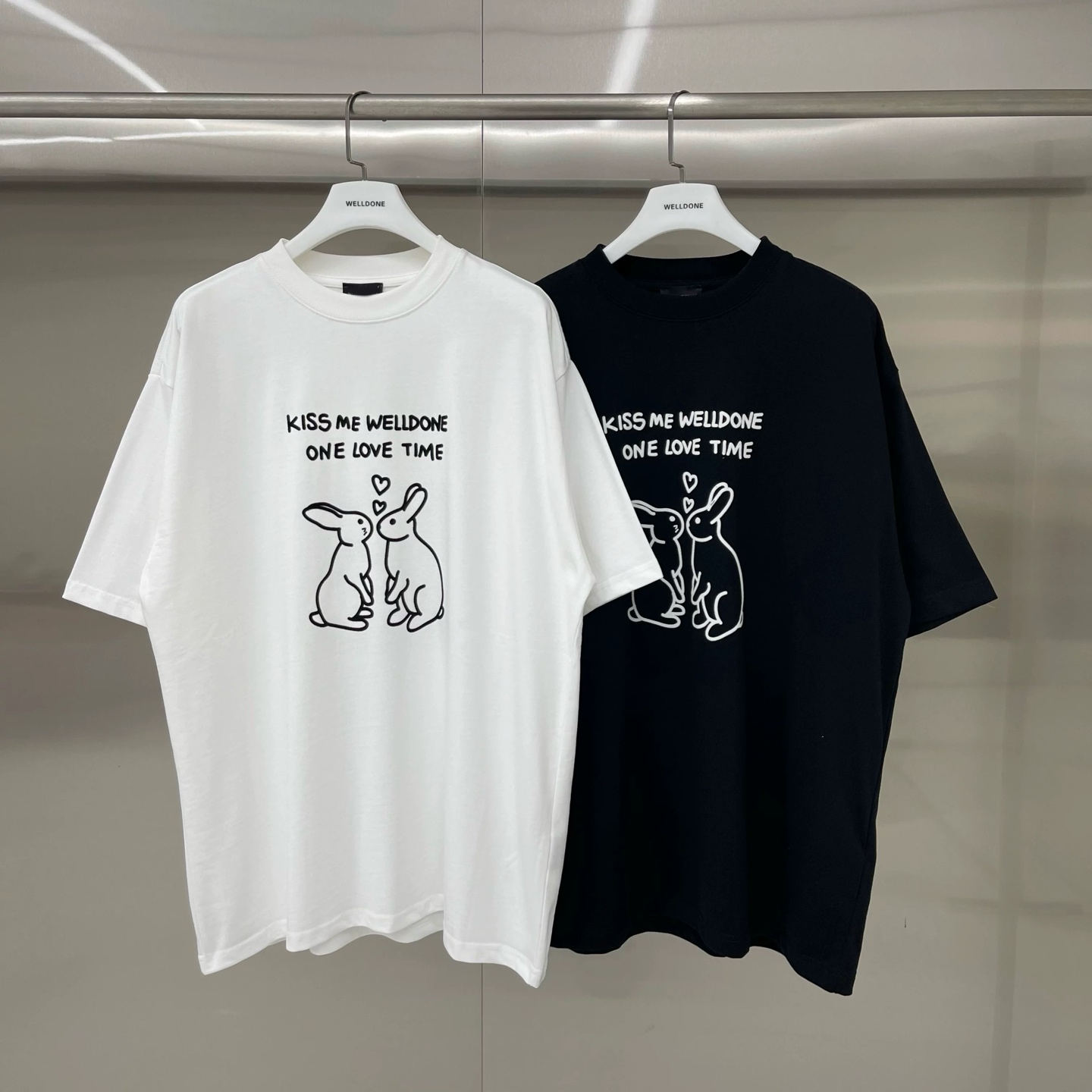 新款💰75 款号: W241#
WE11DONE 卡通兔子印花 宽松圆领短袖T恤男女情侣款

面料：280g双纱精梳紧密赛络纺重磅纯棉

工艺：走线均是全身三线缝制，后领织带包边延伸到肩部加固，细节井口与肩膀处的衔接处打了倒针，更加无缝衔接。印花采用高端工艺不易开裂，区别市面普通版本

辅料：吊牌洗水主唛，全套定制的YUAN版辅料
颜色：白色、黑色
尺码：S-L
                肩宽       胸围      衣长
   S 码        52         112         71
   M码        54         118         73
   L 码        56         124        75