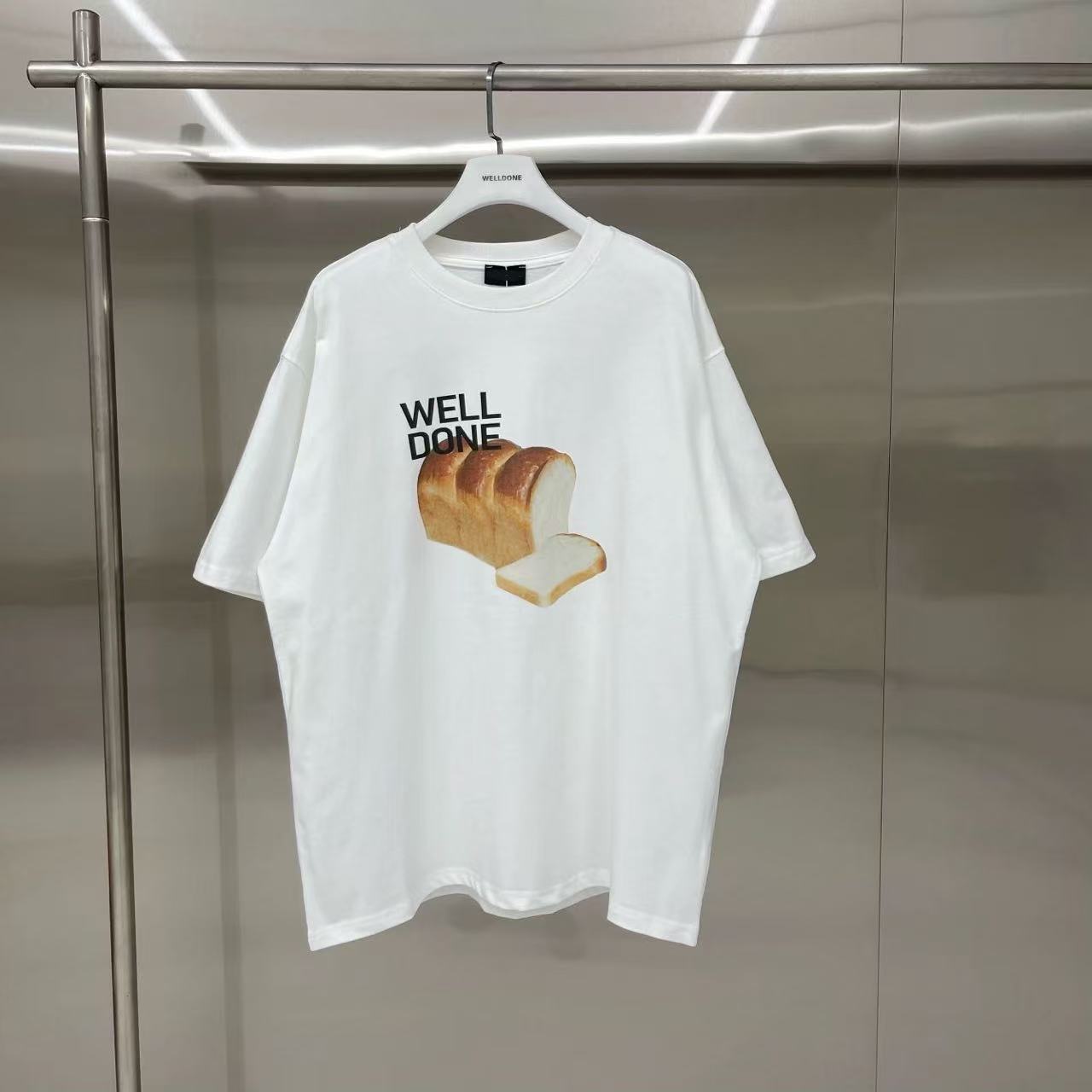 新款💰75 款号: W243#
WE11DONE 切片面包 宽松圆领短袖T恤男女情侣款

面料：280g双纱精梳紧密赛络纺重磅纯棉

工艺：走线均是全身三线缝制，后领织带包边延伸到肩部加固，细节井口与肩膀处的衔接处打了倒针，更加无缝衔接。印花采用高端工艺不易开裂，区别市面普通版本

辅料：吊牌洗水主唛，全套定制的YUAN版辅料
颜色：白色、黑色
尺码：S-L
                肩宽       胸围      衣长
   S 码        52         112         71
   M码        54         118         73
   L 码        56         124        75