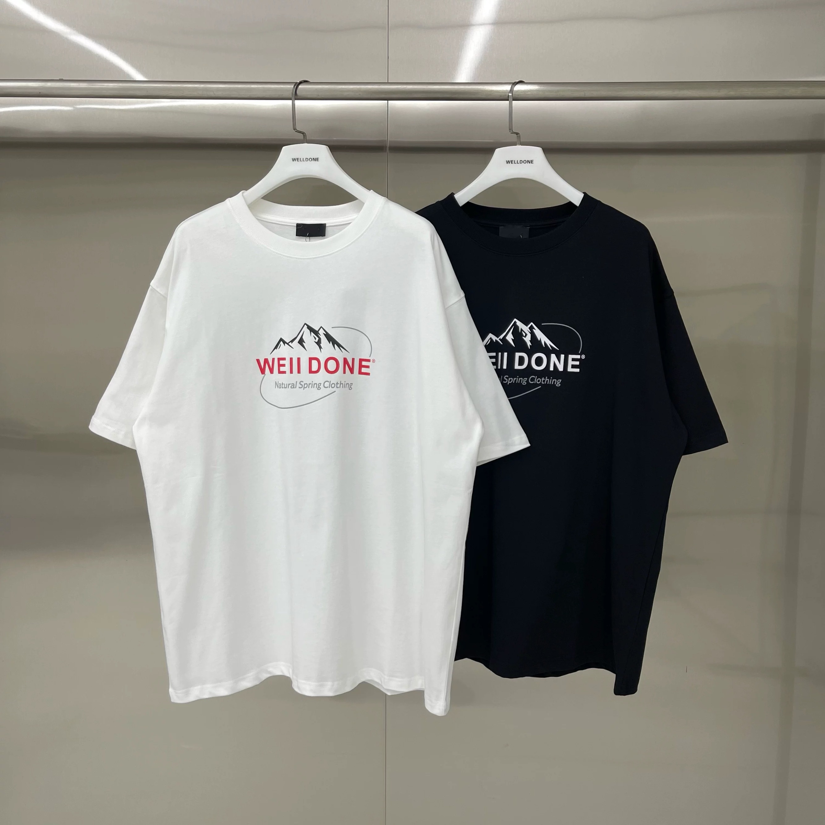 新款💰75 款号: W242#
WE11DONE 山峰印花 宽松圆领短袖T恤男女情侣款

面料：280g双纱精梳紧密赛络纺重磅纯棉

工艺：走线均是全身三线缝制，后领织带包边延伸到肩部加固，细节井口与肩膀处的衔接处打了倒针，更加无缝衔接。印花采用高端工艺不易开裂，区别市面普通版本

辅料：吊牌洗水主唛，全套定制的YUAN版辅料
颜色：白色、黑色
尺码：S-L
                肩宽       胸围      衣长
   S 码        52         112         71
   M码        54         118         73
   L 码        56         124        75