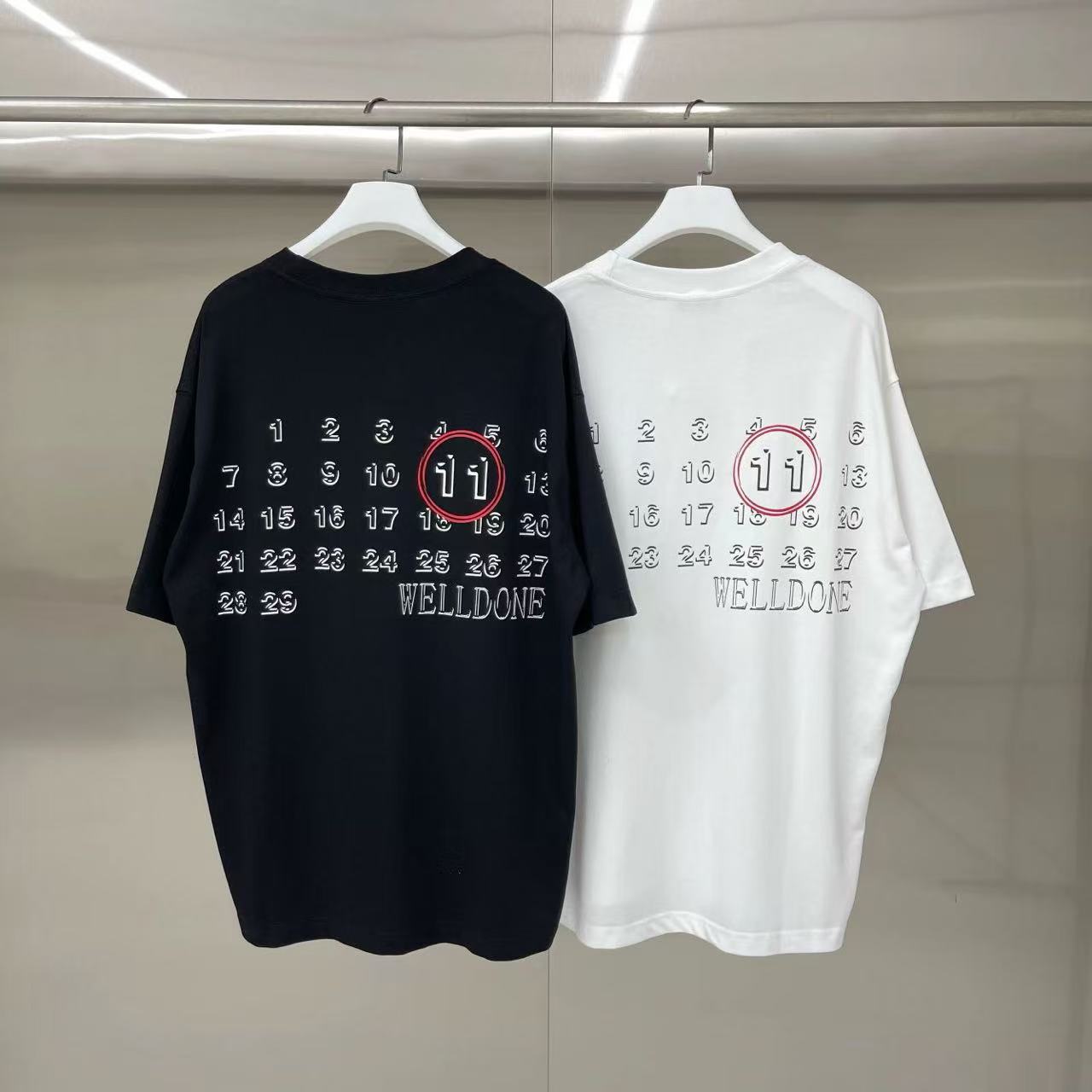 新款💰75 款号: W248#
WE11DONE 日历印花 宽松圆领短袖T恤男女情侣款

面料：280g双纱精梳紧密赛络纺重磅纯棉

工艺：走线均是全身三线缝制，后领织带包边延伸到肩部加固，细节井口与肩膀处的衔接处打了倒针，更加无缝衔接。印花采用高端工艺不易开裂，区别市面普通版本

辅料：吊牌洗水主唛，全套定制的YUAN版辅料
颜色：白色、黑色
尺码：S-L
                肩宽       胸围      衣长
   S 码        52         112         71
   M码        54         118         73
   L 码        56         124        75