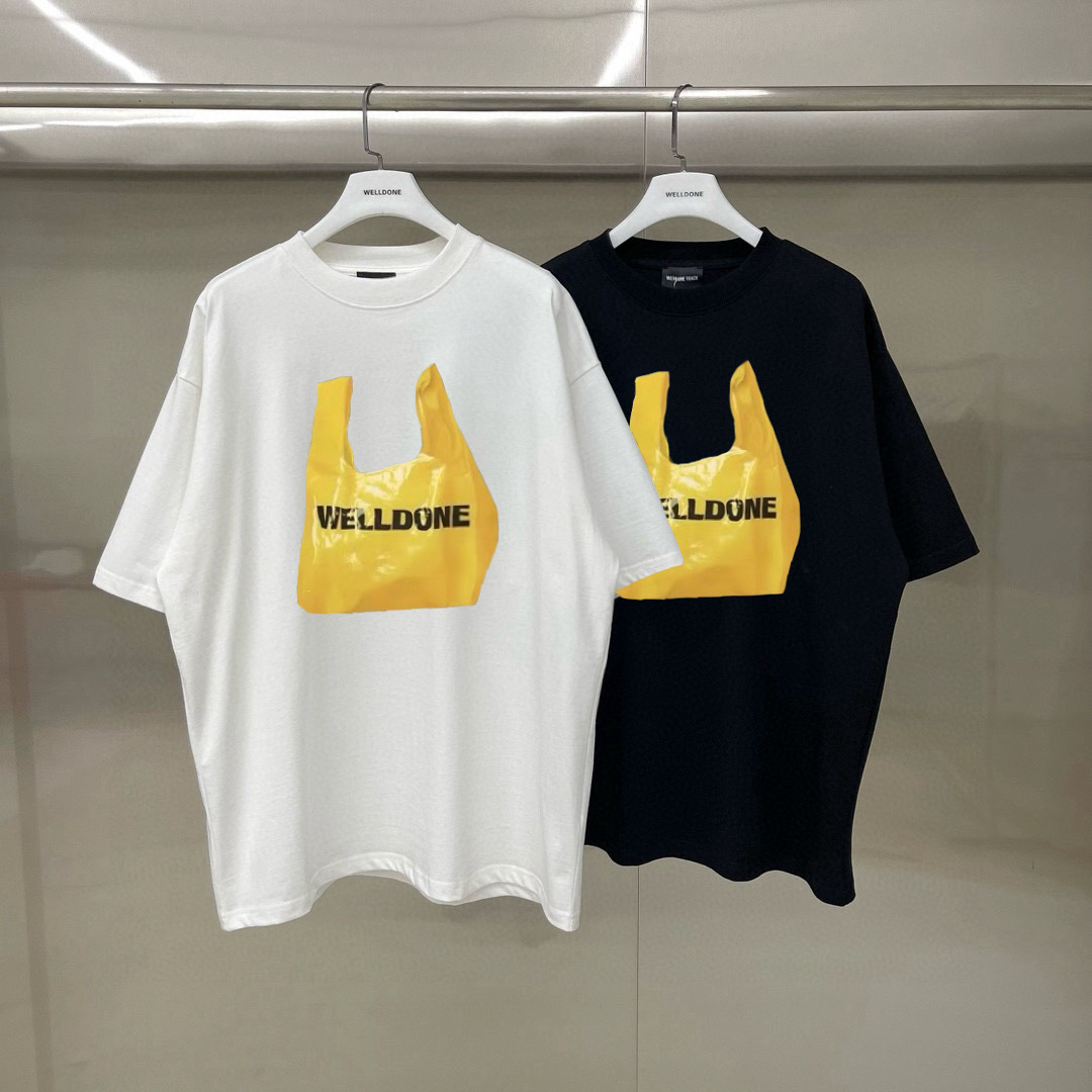 新款💰75 款号: W247#
WE11DONE 购物袋印花 宽松圆领短袖T恤男女情侣款

面料：280g双纱精梳紧密赛络纺重磅纯棉

工艺：走线均是全身三线缝制，后领织带包边延伸到肩部加固，细节井口与肩膀处的衔接处打了倒针，更加无缝衔接。印花采用高端工艺不易开裂，区别市面普通版本

辅料：吊牌洗水主唛，全套定制的YUAN版辅料
颜色：白色、黑色
尺码：S-L
                肩宽       胸围      衣长
   S 码        52         112         71
   M码        54         118         73
   L 码        56         124        75