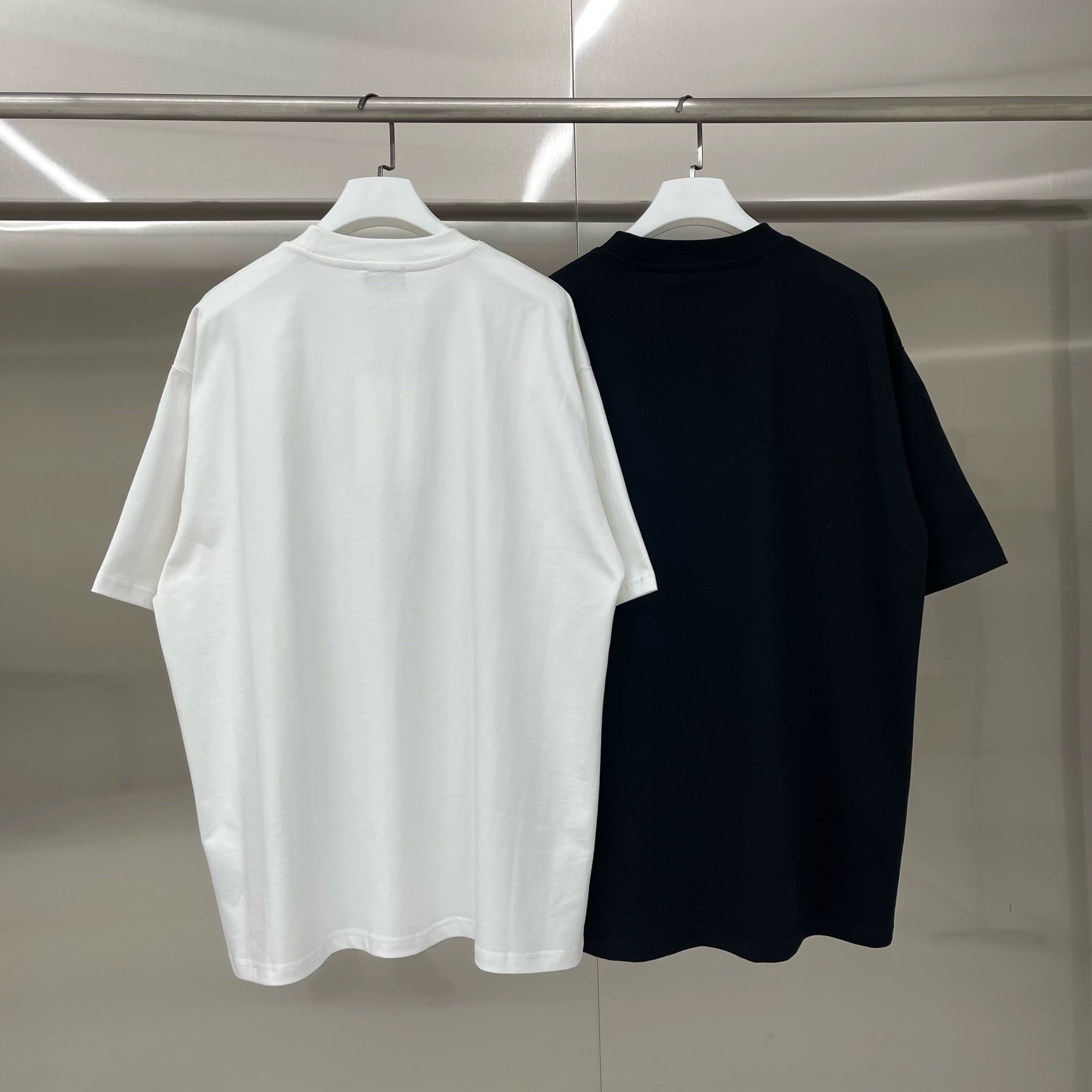 新款💰75 款号: W212#
WE11DONE 简约徽标 宽松圆领短袖T恤男女情侣款
面料:300g双纱精梳紧密赛络纺重磅纯棉
工艺:走线均是全身三线缝制,后领织带包边延伸到肩部加固,细节井口与肩膀处的衔接处打了倒针,更加无缝衔接。印花采用高端工艺不易开裂,区别市面普通版本
辅料:吊牌洗水主唛,全套定制的YUAN版辅料
颜色:白色、黑色
尺码:S-L
肩宽 胸围 衣长
S 码 52 112 71
M码 54 118 73
L 码 56 124 75