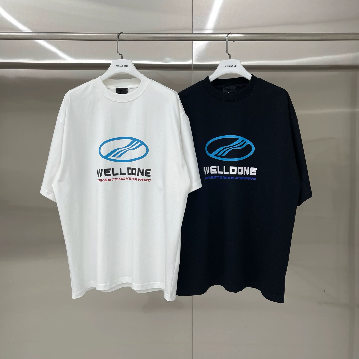 新款💰75 款号: W212#
WE11DONE 简约徽标 宽松圆领短袖T恤男女情侣款
面料:300g双纱精梳紧密赛络纺重磅纯棉
工艺:走线均是全身三线缝制,后领织带包边延伸到肩部加固,细节井口与肩膀处的衔接处打了倒针,更加无缝衔接。印花采用高端工艺不易开裂,区别市面普通版本
辅料:吊牌洗水主唛,全套定制的YUAN版辅料
颜色:白色、黑色
尺码:S-L
肩宽 胸围 衣长
S 码 52 112 71
M码 54 118 73
L 码 56 124 75