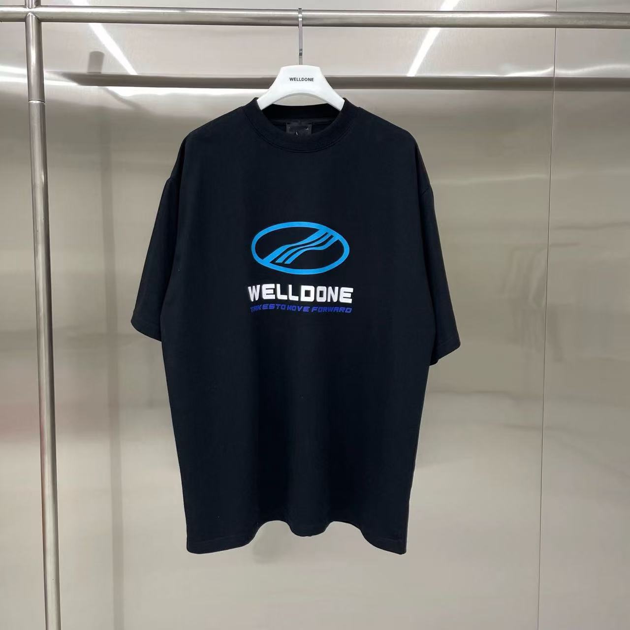 新款💰75 款号: W212#
WE11DONE 简约徽标 宽松圆领短袖T恤男女情侣款
面料:300g双纱精梳紧密赛络纺重磅纯棉
工艺:走线均是全身三线缝制,后领织带包边延伸到肩部加固,细节井口与肩膀处的衔接处打了倒针,更加无缝衔接。印花采用高端工艺不易开裂,区别市面普通版本
辅料:吊牌洗水主唛,全套定制的YUAN版辅料
颜色:白色、黑色
尺码:S-L
肩宽 胸围 衣长
S 码 52 112 71
M码 54 118 73
L 码 56 124 75