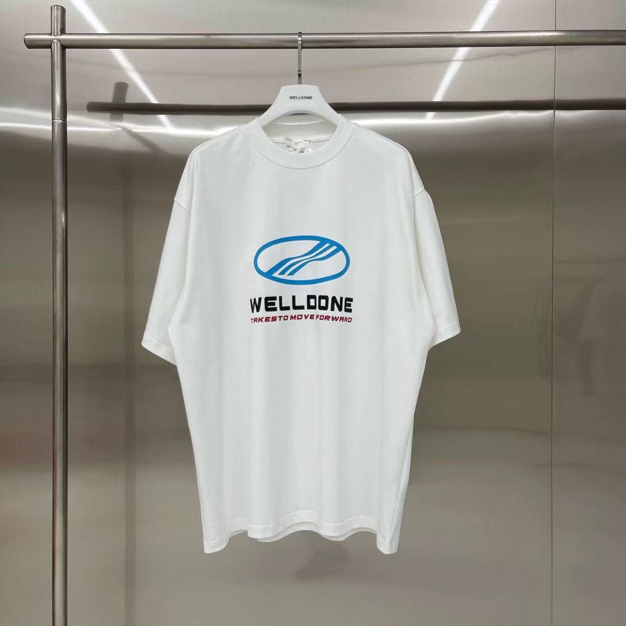 新款💰75 款号: W212#
WE11DONE 简约徽标 宽松圆领短袖T恤男女情侣款
面料:300g双纱精梳紧密赛络纺重磅纯棉
工艺:走线均是全身三线缝制,后领织带包边延伸到肩部加固,细节井口与肩膀处的衔接处打了倒针,更加无缝衔接。印花采用高端工艺不易开裂,区别市面普通版本
辅料:吊牌洗水主唛,全套定制的YUAN版辅料
颜色:白色、黑色
尺码:S-L
肩宽 胸围 衣长
S 码 52 112 71
M码 54 118 73
L 码 56 124 75