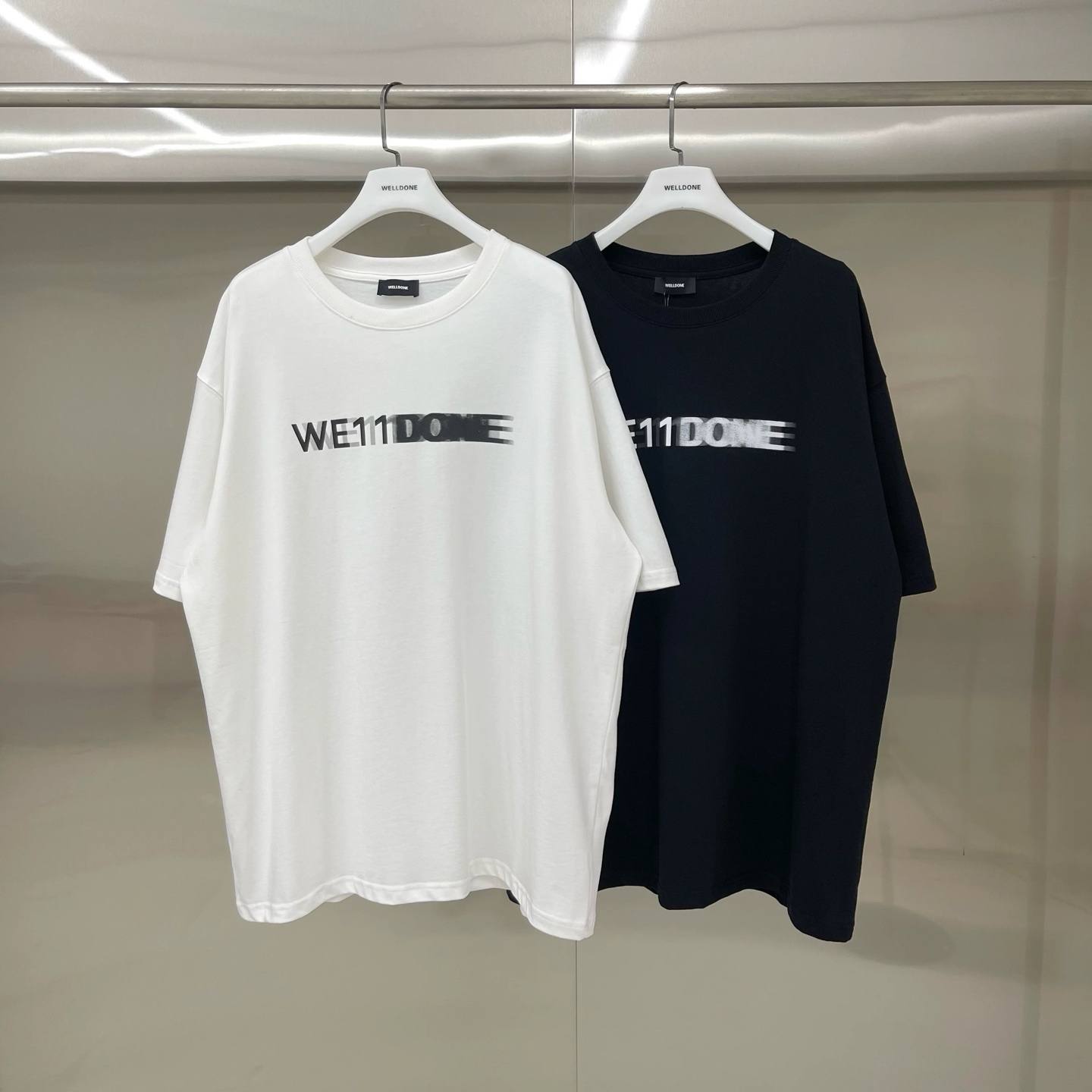 新款💰75 款号: W232#
WE11DONE 幻影字母 宽松圆领短袖T恤男女情侣款

面料：280g双纱精梳紧密赛络纺重磅纯棉

工艺：走线均是全身三线缝制，后领织带包边延伸到肩部加固，细节井口与肩膀处的衔接处打了倒针，更加无缝衔接。印花采用高端工艺不易开裂，区别市面普通版本

辅料：吊牌洗水主唛，全套定制的YUAN版辅料
颜色：白色、黑色
尺码：S-L
                肩宽       胸围      衣长
   S 码        52         112         71
   M码        54         118         73
   L 码        56         124        75