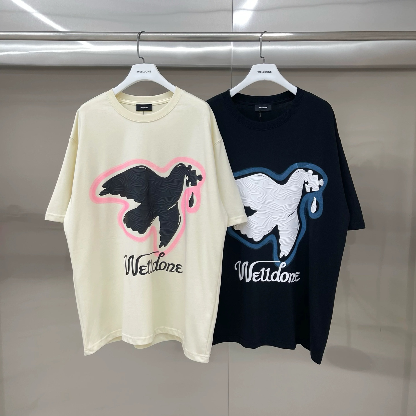 💰75 款号: W112#
WE11DONE 和平鸽 宽松圆领短袖T恤男女情侣款
面料:280g双纱精梳紧密赛络纺重磅纯棉
工艺:走线均是全身三线缝制,后领织带包边延伸到肩部加固,细节井口与肩膀处的衔接处打了倒针,更加无缝衔接。印花采用高端工艺不易开裂,区别市面普通版本
辅料:吊牌洗水主唛,全套定制的YUAN版辅料
颜色:杏色、黑色
尺码:S-L
肩宽 胸围 衣长
S 码 52 112 71
M码 54 118 73
L 码 56 124 75