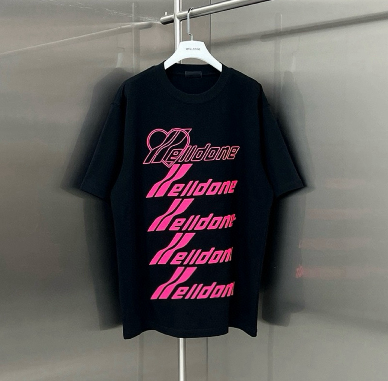 💰75 款号: W155#
WE11DONE 爱心弹幕 宽松圆领短袖T恤男女情侣款
面料:280g双纱精梳紧密赛络纺重磅纯棉
工艺:走线均是全身三线缝制,后领织带包边延伸到肩部加固,细节井口与肩膀处的衔接处打了倒针,更加无缝衔接。印花采用高端工艺不易开裂,区别市面普通版本
辅料:吊牌洗水主唛,全套定制的YUAN版辅料
颜色:白色、黑色
尺码:S-L
肩宽 胸围 衣长
S 码 52 112 71
M码 54 118 73
L 码 56 124 75