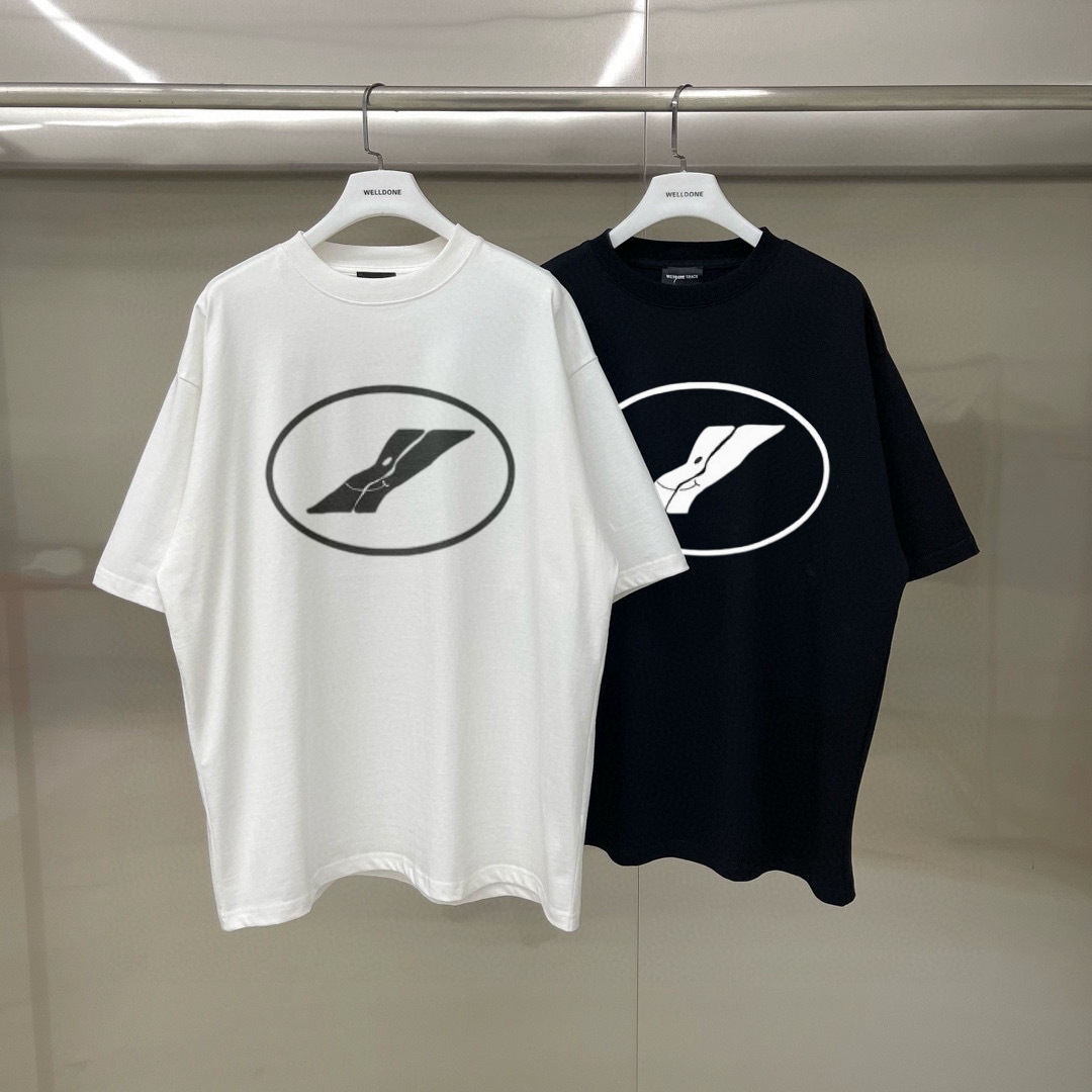 新款💰75 款号: W235#
WE11DONE 中性经典字母印花 宽松圆领短袖T恤男女情侣款

面料：280g双纱精梳紧密赛络纺重磅纯棉

工艺：走线均是全身三线缝制，后领织带包边延伸到肩部加固，细节井口与肩膀处的衔接处打了倒针，更加无缝衔接。印花采用高端工艺不易开裂，区别市面普通版本

辅料：吊牌洗水主唛，全套定制的YUAN版辅料
颜色：白色、黑色
尺码：S-L
                肩宽       胸围      衣长
   S 码        52         112         71
   M码        54         118         73
   L 码        56         124        75