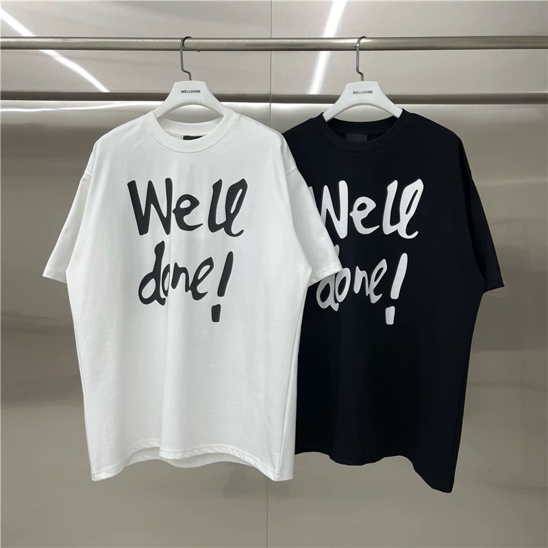 新款💰75 款号: W236#
WE11DONE 字母印花 宽松圆领短袖T恤男女情侣款

面料：280g双纱精梳紧密赛络纺重磅纯棉

工艺：走线均是全身三线缝制，后领织带包边延伸到肩部加固，细节井口与肩膀处的衔接处打了倒针，更加无缝衔接。印花采用高端工艺不易开裂，区别市面普通版本

辅料：吊牌洗水主唛，全套定制的YUAN版辅料
颜色：白色、黑色
尺码：S-L
                肩宽       胸围      衣长
   S 码        52         112         71
   M码        54         118         73
   L 码        56         124        75