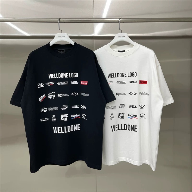 新款💰78 款号: W239#
WE11DONE 徽章印花 宽松圆领短袖T恤男女情侣款

面料：280g双纱精梳紧密赛络纺重磅纯棉

工艺：走线均是全身三线缝制，后领织带包边延伸到肩部加固，细节井口与肩膀处的衔接处打了倒针，更加无缝衔接。印花采用高端工艺不易开裂，区别市面普通版本

辅料：吊牌洗水主唛，全套定制的YUAN版辅料
颜色：白色、黑色
尺码：S-L
                肩宽       胸围      衣长
   S 码        52         112         71
   M码        54         118         73
   L 码        56         124        75