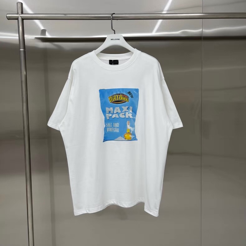 新款💰75 款号: W245#
WE11DONE 薯片印花 宽松圆领短袖T恤男女情侣款
面料:280g双纱精梳紧密赛络纺重磅纯棉
工艺:走线均是全身三线缝制,后领织带包边延伸到肩部加固,细节井口与肩膀处的衔接处打了倒针,更加无缝衔接。印花采用高端工艺不易开裂,区别市面普通版本
辅料:吊牌洗水主唛,全套定制的YUAN版辅料
颜色:白色、黑色
尺码:S-L
肩宽 胸围 衣长
S 码 52 112 71
M码 54 118 73
L 码 56 124 75