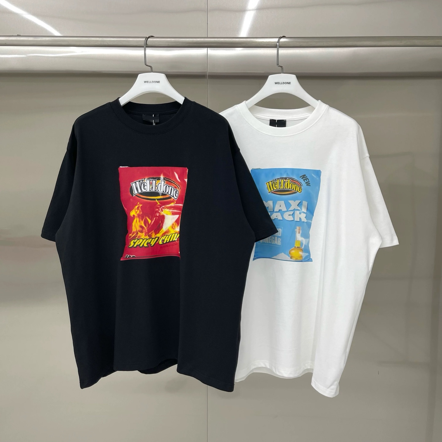 新款💰75 款号: W245#
WE11DONE 薯片印花 宽松圆领短袖T恤男女情侣款

面料：280g双纱精梳紧密赛络纺重磅纯棉

工艺：走线均是全身三线缝制，后领织带包边延伸到肩部加固，细节井口与肩膀处的衔接处打了倒针，更加无缝衔接。印花采用高端工艺不易开裂，区别市面普通版本

辅料：吊牌洗水主唛，全套定制的YUAN版辅料
颜色：白色、黑色
尺码：S-L
                肩宽       胸围      衣长
   S 码        52         112         71
   M码        54         118         73
   L 码        56         124        75