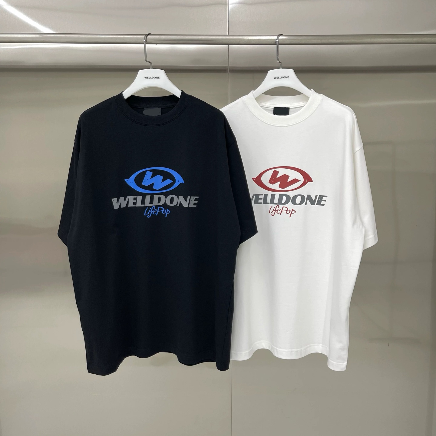 新款💰75 款号: W238#
WE11DONE 美式字母 宽松圆领短袖T恤男女情侣款

面料：280g双纱精梳紧密赛络纺重磅纯棉

工艺：走线均是全身三线缝制，后领织带包边延伸到肩部加固，细节井口与肩膀处的衔接处打了倒针，更加无缝衔接。印花采用高端工艺不易开裂，区别市面普通版本

辅料：吊牌洗水主唛，全套定制的YUAN版辅料
颜色：白色、黑色
尺码：S-L
                肩宽       胸围      衣长
   S 码        52         112         71
   M码        54         118         73
   L 码        56         124        75