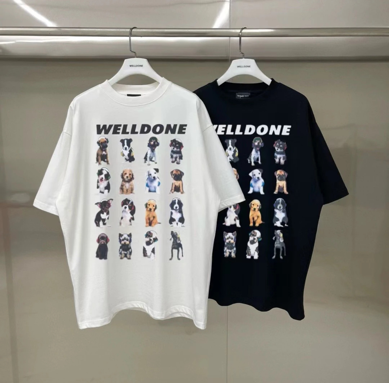 新款💰78 款号: W230#
WE11DONE 宠物狗狗印花 宽松圆领短袖T恤男女情侣款
面料:300g双纱精梳紧密赛络纺重磅纯棉
工艺:原版一致OS宽松版型偏大,重磅质感精梳棉面料,不是软塌塌的面料穿不出来版型,走线均是全身三线缝制,后领织带包边延伸到肩部加固,细节井口与肩膀处的衔接处打了倒针,更加无缝衔接。印花采用高端工艺不易开裂,区别市面普通版本
辅料:吊牌洗水主唛,全套定制的YUAN版辅料
颜色:白色、黑色
尺码:S-L
肩宽 胸围 衣长
S 码 52 112 71
M码 54 118 73
L 码 56 124 75