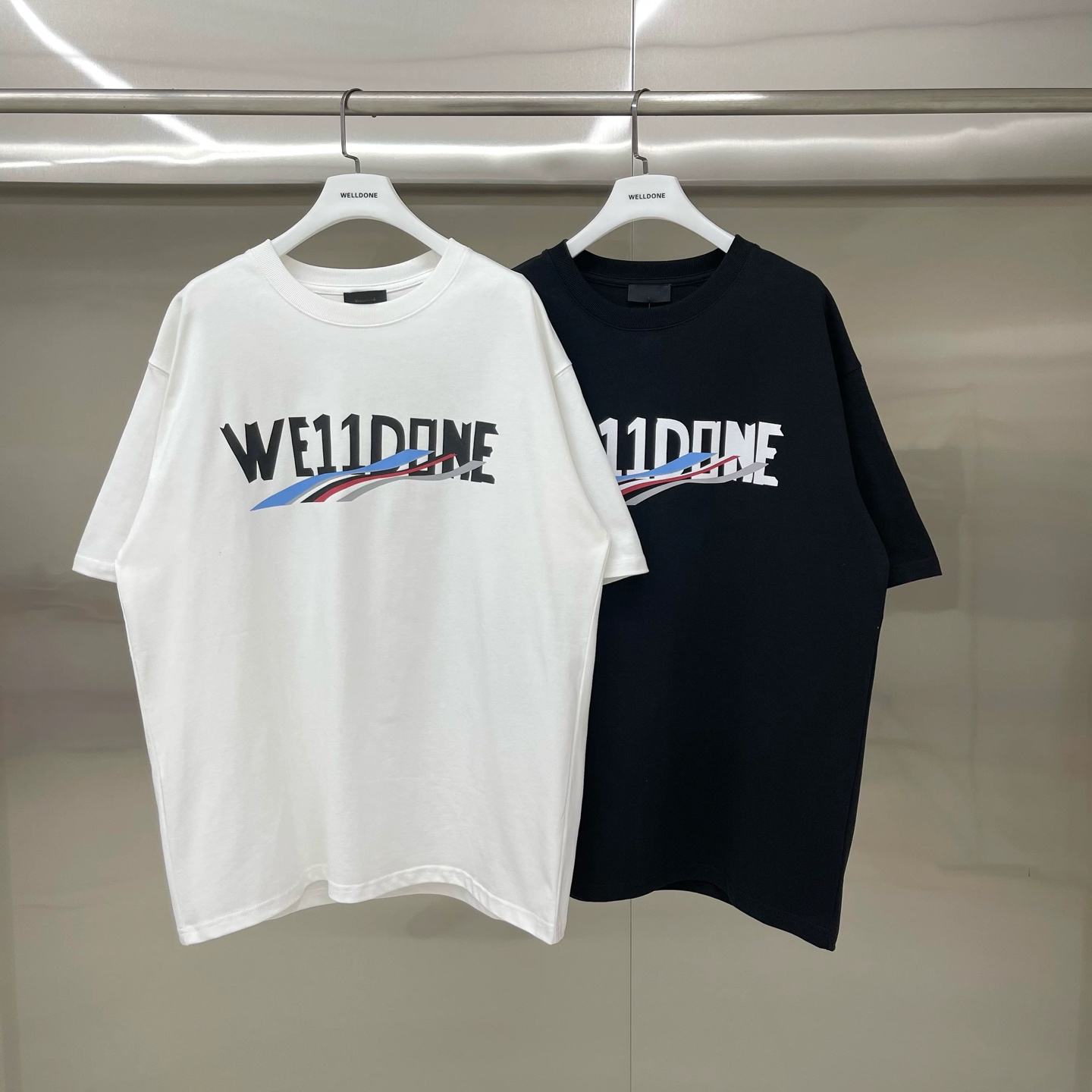 新款💰75 款号: W227#
WE11DONE 海浪字母印花 宽松圆领短袖T恤男女情侣款
面料:280g双纱精梳紧密赛络纺重磅纯棉
工艺:原版一致OS宽松版型偏大,重磅质感精梳棉面料,不是软塌塌的面料穿不出来版型,走线均是全身三线缝制,后领织带包边延伸到肩部加固,细节井口与肩膀处的衔接处打了倒针,更加无缝衔接。印花采用高端工艺不易开裂,区别市面普通版本
辅料:吊牌洗水主唛,全套定制的YUAN版辅料
颜色:白色、黑色
尺码:S-L
肩宽 胸围 衣长
S 码 52 112 71
M码 54 118 73
L 码 56 124 75