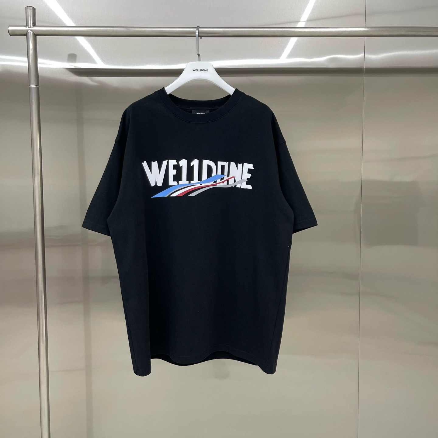 新款💰75 款号: W227#
WE11DONE 海浪字母印花 宽松圆领短袖T恤男女情侣款
面料:280g双纱精梳紧密赛络纺重磅纯棉
工艺:原版一致OS宽松版型偏大,重磅质感精梳棉面料,不是软塌塌的面料穿不出来版型,走线均是全身三线缝制,后领织带包边延伸到肩部加固,细节井口与肩膀处的衔接处打了倒针,更加无缝衔接。印花采用高端工艺不易开裂,区别市面普通版本
辅料:吊牌洗水主唛,全套定制的YUAN版辅料
颜色:白色、黑色
尺码:S-L
肩宽 胸围 衣长
S 码 52 112 71
M码 54 118 73
L 码 56 124 75