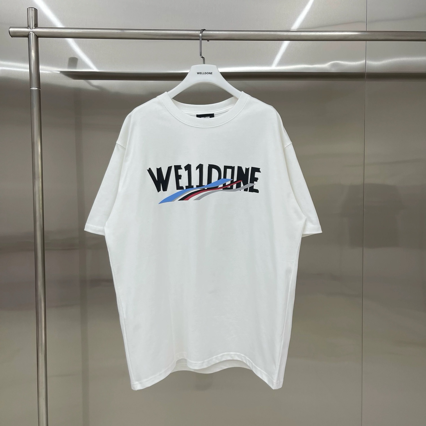 新款💰75 款号: W227#
WE11DONE 海浪字母印花 宽松圆领短袖T恤男女情侣款
面料:280g双纱精梳紧密赛络纺重磅纯棉
工艺:原版一致OS宽松版型偏大,重磅质感精梳棉面料,不是软塌塌的面料穿不出来版型,走线均是全身三线缝制,后领织带包边延伸到肩部加固,细节井口与肩膀处的衔接处打了倒针,更加无缝衔接。印花采用高端工艺不易开裂,区别市面普通版本
辅料:吊牌洗水主唛,全套定制的YUAN版辅料
颜色:白色、黑色
尺码:S-L
肩宽 胸围 衣长
S 码 52 112 71
M码 54 118 73
L 码 56 124 75