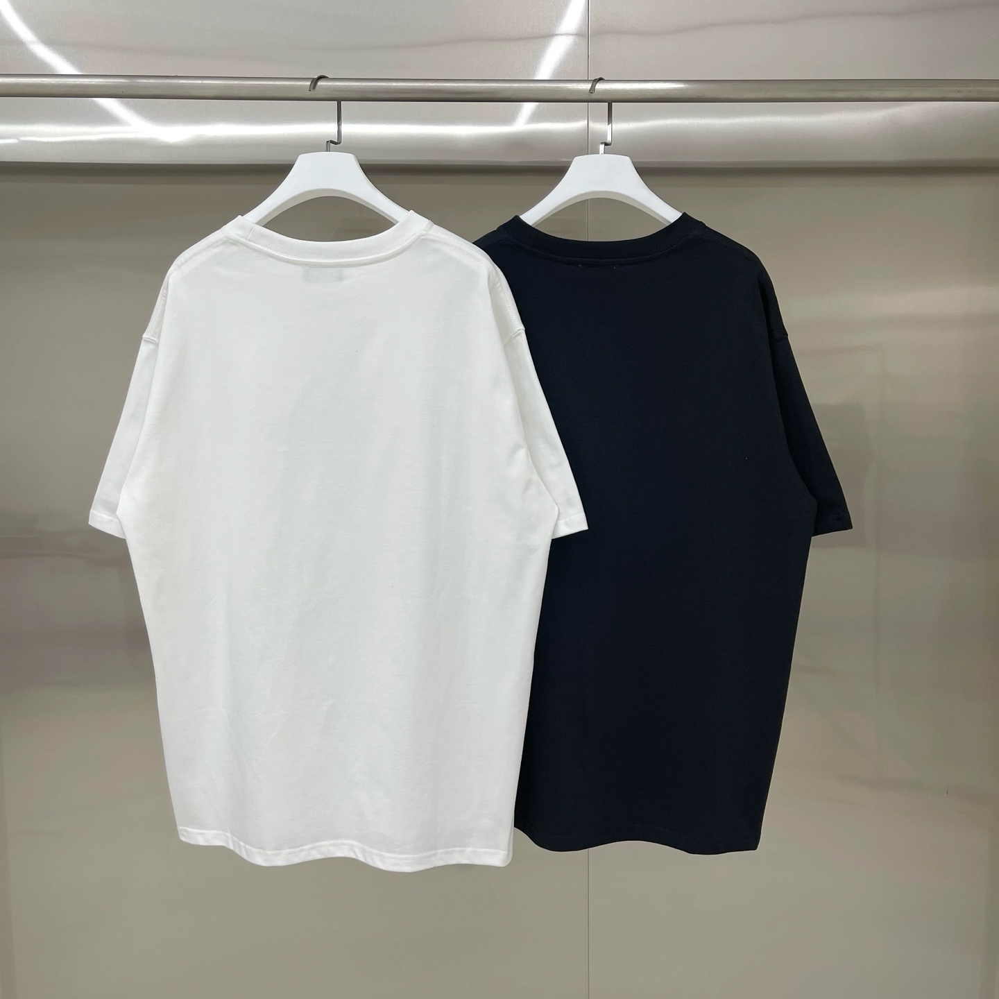 新款💰75 款号: W227#
WE11DONE 海浪字母印花 宽松圆领短袖T恤男女情侣款
面料:280g双纱精梳紧密赛络纺重磅纯棉
工艺:原版一致OS宽松版型偏大,重磅质感精梳棉面料,不是软塌塌的面料穿不出来版型,走线均是全身三线缝制,后领织带包边延伸到肩部加固,细节井口与肩膀处的衔接处打了倒针,更加无缝衔接。印花采用高端工艺不易开裂,区别市面普通版本
辅料:吊牌洗水主唛,全套定制的YUAN版辅料
颜色:白色、黑色
尺码:S-L
肩宽 胸围 衣长
S 码 52 112 71
M码 54 118 73
L 码 56 124 75