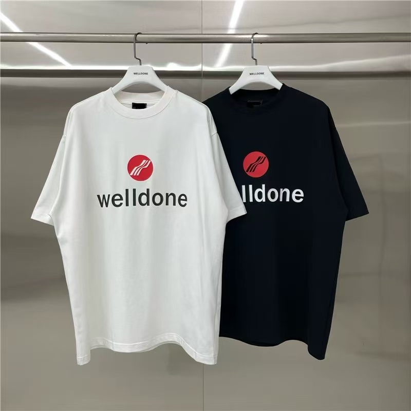 新款💰75 款号: W226#
WE11DONE 美式字母印花 宽松圆领短袖T恤男女情侣款
面料:280g双纱精梳紧密赛络纺重磅纯棉
工艺:原版一致OS宽松版型偏大,重磅质感精梳棉面料,不是软塌塌的面料穿不出来版型,走线均是全身三线缝制,后领织带包边延伸到肩部加固,细节井口与肩膀处的衔接处打了倒针,更加无缝衔接。印花采用高端工艺不易开裂,区别市面普通版本
辅料:吊牌洗水主唛,全套定制的YUAN版辅料
颜色:白色、黑色
尺码:S-L
肩宽 胸围 衣长
S 码 52 112 71
M码 54 118 73
L 码 56 124 75