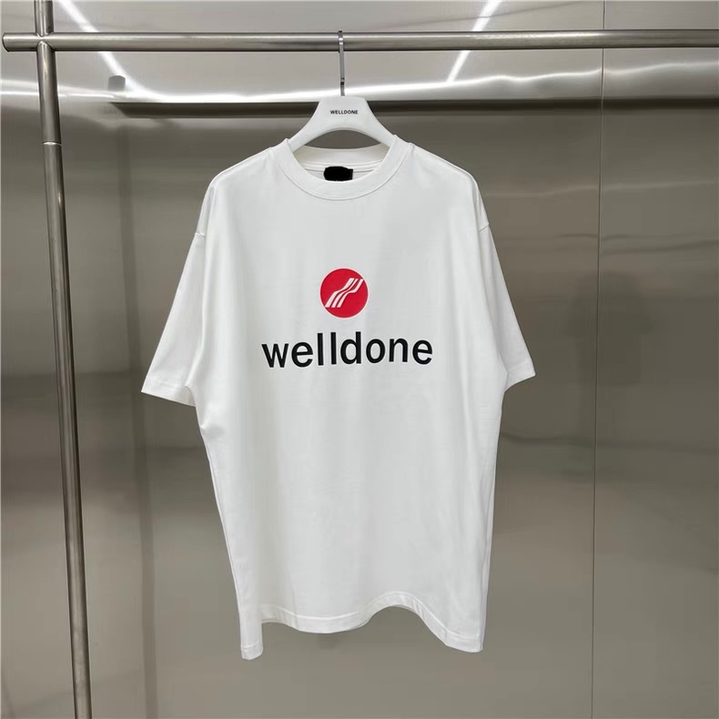新款💰75 款号: W226#
WE11DONE 美式字母印花 宽松圆领短袖T恤男女情侣款
面料:280g双纱精梳紧密赛络纺重磅纯棉
工艺:原版一致OS宽松版型偏大,重磅质感精梳棉面料,不是软塌塌的面料穿不出来版型,走线均是全身三线缝制,后领织带包边延伸到肩部加固,细节井口与肩膀处的衔接处打了倒针,更加无缝衔接。印花采用高端工艺不易开裂,区别市面普通版本
辅料:吊牌洗水主唛,全套定制的YUAN版辅料
颜色:白色、黑色
尺码:S-L
肩宽 胸围 衣长
S 码 52 112 71
M码 54 118 73
L 码 56 124 75