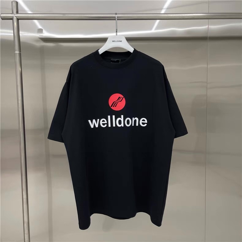 新款💰75 款号: W226#
WE11DONE 美式字母印花 宽松圆领短袖T恤男女情侣款
面料:280g双纱精梳紧密赛络纺重磅纯棉
工艺:原版一致OS宽松版型偏大,重磅质感精梳棉面料,不是软塌塌的面料穿不出来版型,走线均是全身三线缝制,后领织带包边延伸到肩部加固,细节井口与肩膀处的衔接处打了倒针,更加无缝衔接。印花采用高端工艺不易开裂,区别市面普通版本
辅料:吊牌洗水主唛,全套定制的YUAN版辅料
颜色:白色、黑色
尺码:S-L
肩宽 胸围 衣长
S 码 52 112 71
M码 54 118 73
L 码 56 124 75