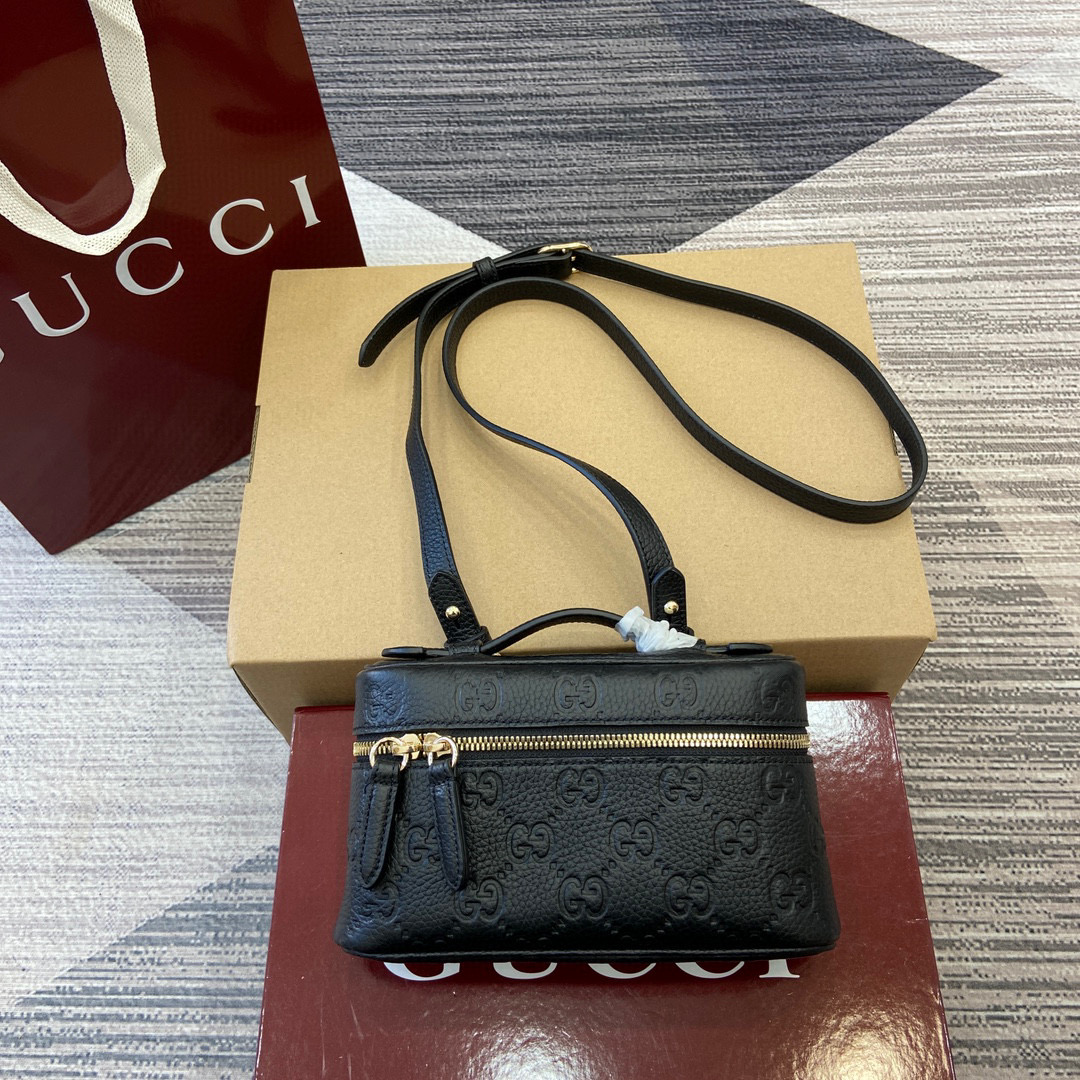 GUCCI GG Emblem мини-сумка из зернистой кожи с двусторонней молнией