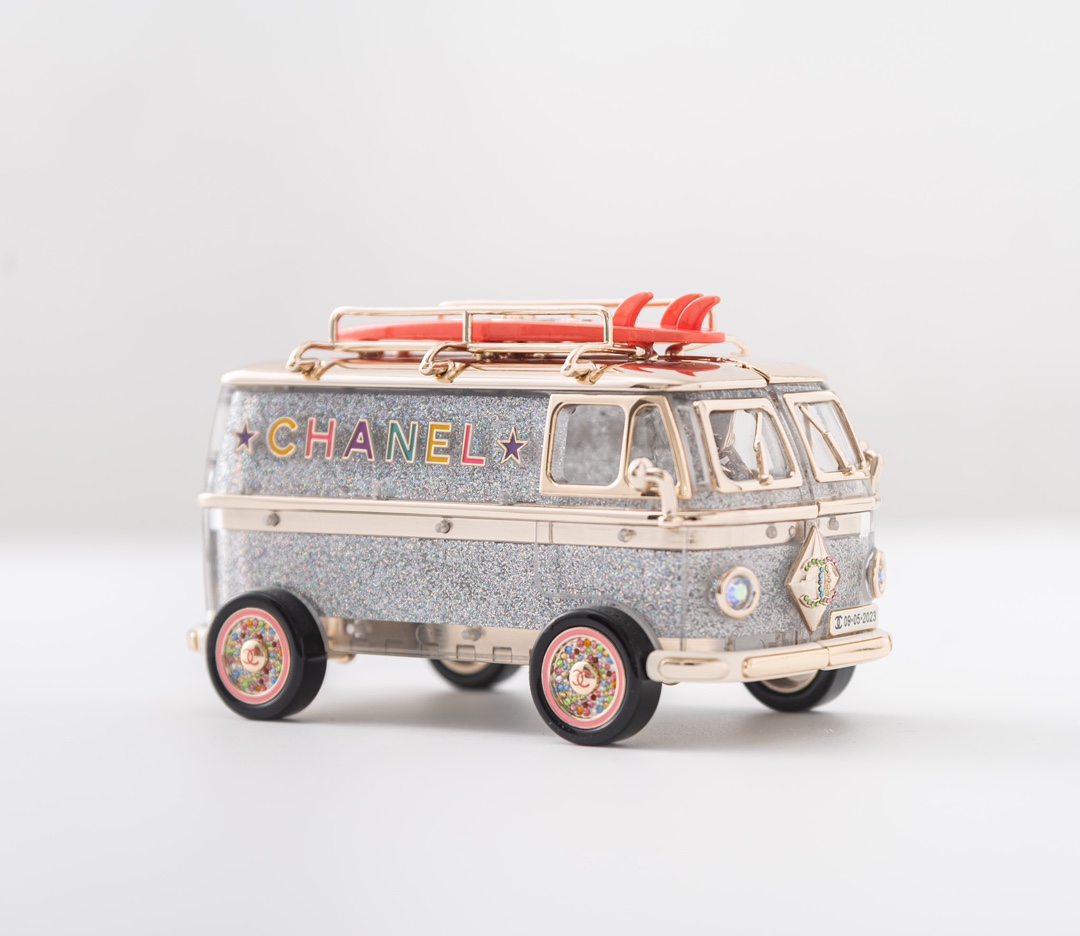 NO:700786,The returned Chanel 24C collector’s pink bus bag is now in stock. Top-quality matching, complete packaging. The real thing is very exquisite. There is a surfboard on the roof and the four wheels can rotate. It’s so beautiful and charming. Collector, chanel19860909回货Chanel 24C收藏家粉色巴士包现货啦 顶级对版,全套包装 实物很精致,车顶放了一只冲浪板,四个轱辘可以转动,太好看迷人了吧,收藏家,chanel,韩剧