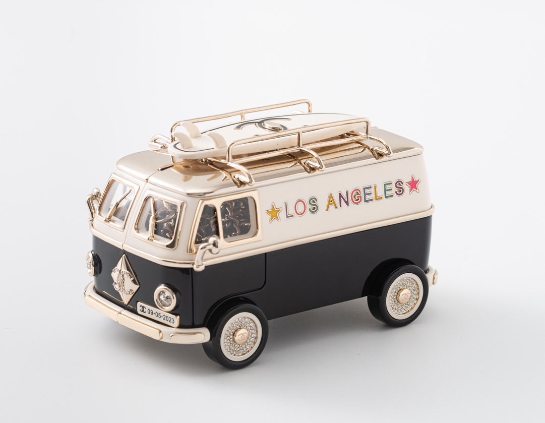 NO:700788,The returned Chanel 24C Collector’s Bus Bag is now in stock. Top-quality matching, complete packaging. The real thing is very exquisite. There is a surfboard on the roof and the four wheels can rotate. It’s so beautiful and charming. Collector, chanel19860909回货Chanel 24C收藏家巴士包现货啦 顶级对版,全套包装 实物很精致,车顶放了一只冲浪板,四个轱辘可以转动,太好看迷人了吧,收藏家,chanel,韩剧