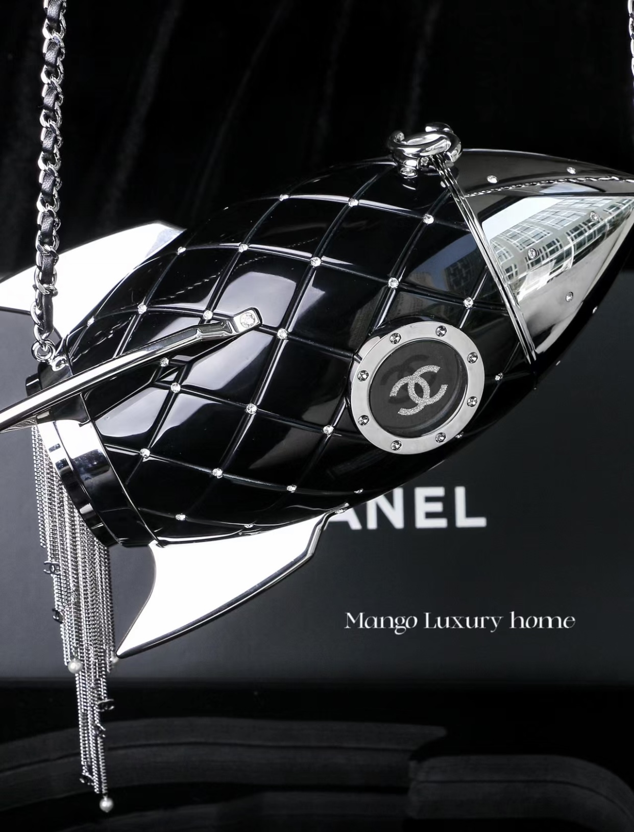 NO:700769,Ohanel Collector Series Rocket Bag is back in stock. Z-Developed. The rocket bag, the blockbuster legacy of Galeries Lafayette in 2017, has a strong sense of design. It has a space window tassel chain and small pearls. It is full of details, shiny all over, and has a unique concave shape. It is a highly collectible art piece for collectors.19860909ohanel 收藏家系列火箭包回货啦 z开发 2017年老佛爷的重磅遗作火箭包设计感太强 设计感太空窗流苏链条小珍珠 细节感满满,浑身闪亮,凹造型一绝 是一款极具收藏价值的艺术品,收藏家,韩剧