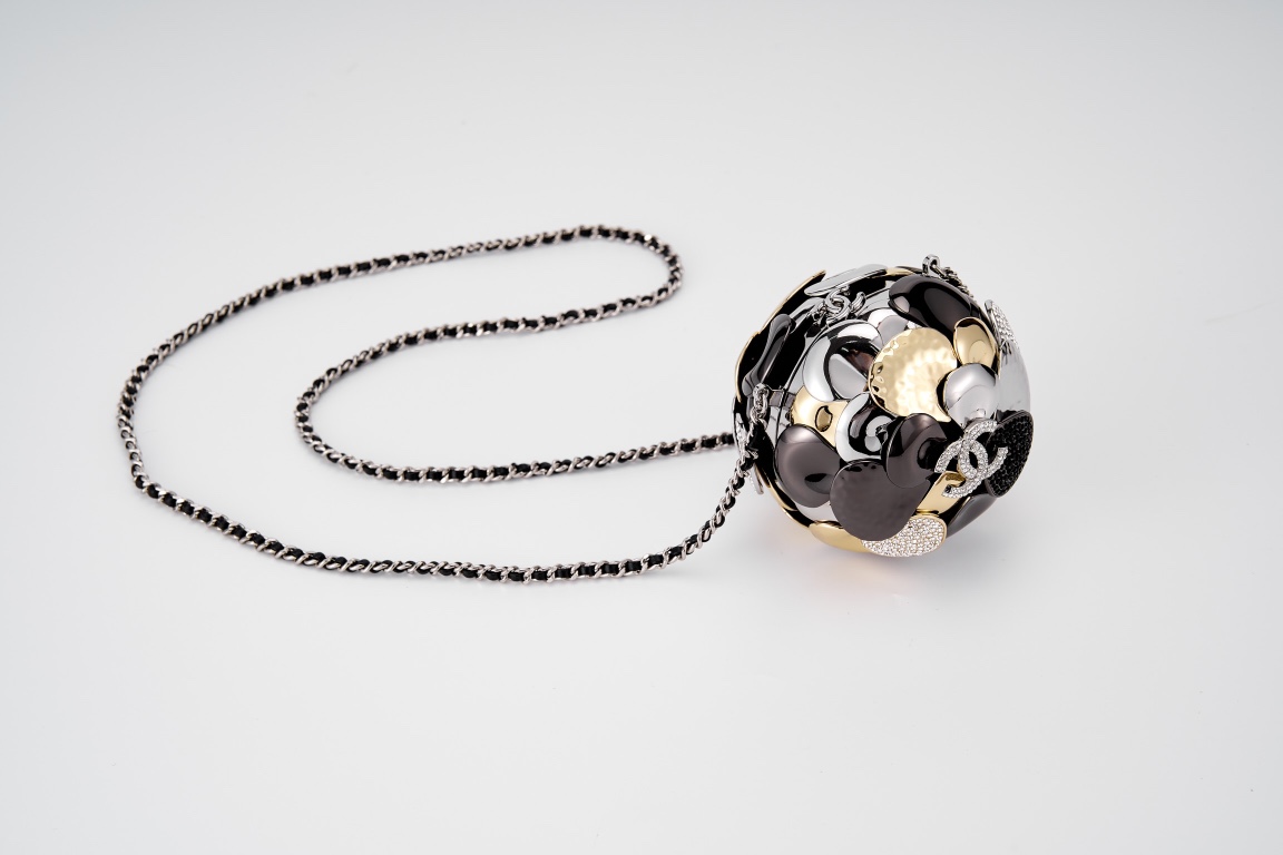 NO:700785,Z-level returned OHANEL k Collector Series Camellia Ball Dinner Bag Actual photos of large goods The camellia ball is very exquisite and high-end, each petal is like a hand-carved work of art, the detail design of the petals is very meticulous, and the diamond-encrusted petals are full of high-end ~ Material imported full copper Size 9×9×9cm, collector19860909Z级回货OHANEL k收藏家系列山茶花球晚宴包 大货实拍图 山茶花球很精致高级,每一枚花瓣好似手工雕刻的艺术品,花瓣的细节设计很细致入微,镶钻的花瓣高级感满满～ 材质进口全铜 尺寸9×9×9cm,收藏家,韩剧