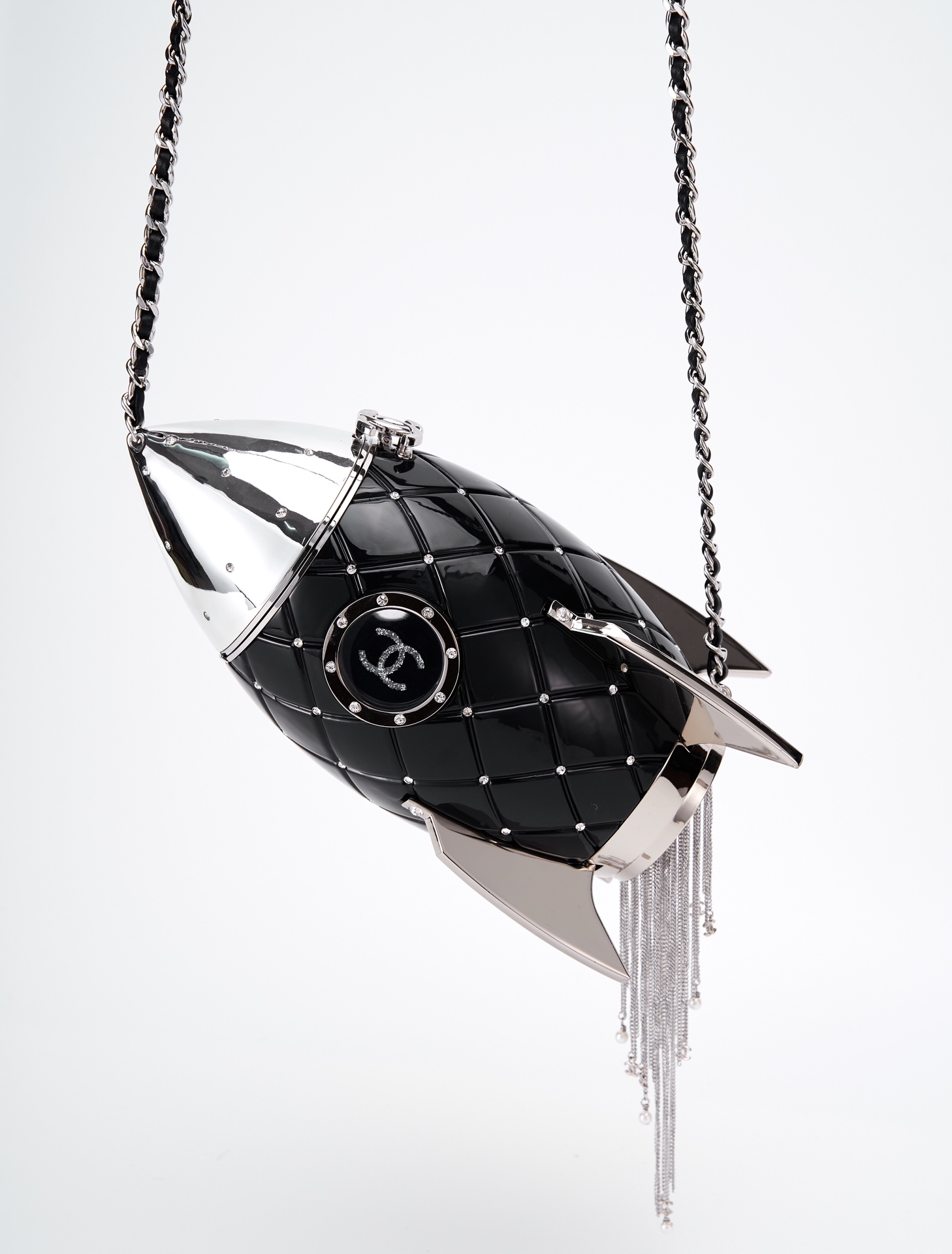 NO:700773,Exclusive heavy return OHANEL 2017 collector series show rocket bag. The rocket bag in the 2017 Fly to Space exhibition is a highly collectible work of art ~ The design of the space window tassel chain small pearls is full of details, shiny all over, and the concave shape is unique. The rocket bag itself has a handsome feeling, and the tassels are very fairy. The combination of handsome and fairy means that all styles can be controlled ~  There are many ways to carry it, it can be carried on the shoulder, across the body, in the hand or in the hand ~ Very versatile, can be matched in spring, summer, autumn and winter ~ Material: imported acrylic, all steel, size 25×10cm, collector19860909独家重磅回货OHANEL 2017年收藏家系列秀款火箭包 2017年飞向太空展中的火箭包是一款极具收藏价值的艺术品～设计感太空窗流苏链条小珍珠,细节感满满,浑身闪亮,凹造型绝绝子 火箭包本身有一种帅气的感觉,流苏又很仙女,这样帅气与仙女一综合就是各种风格都可以驾驭得了～ 背法很多可单肩、斜挎、手提和手拿～很百搭,春夏秋冬都可以搭配～ 材质进口亚克力全钢材质 尺寸25×10cm,收藏家,韩剧
